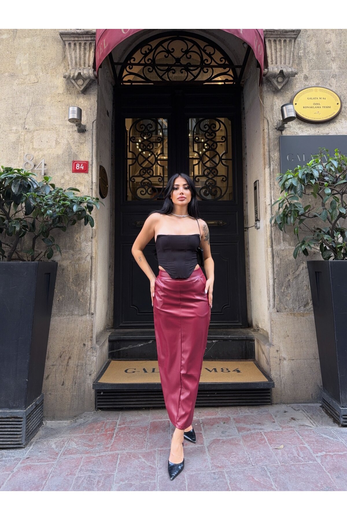 Arkadan Yırtmaçlı Deri Kalem Etek