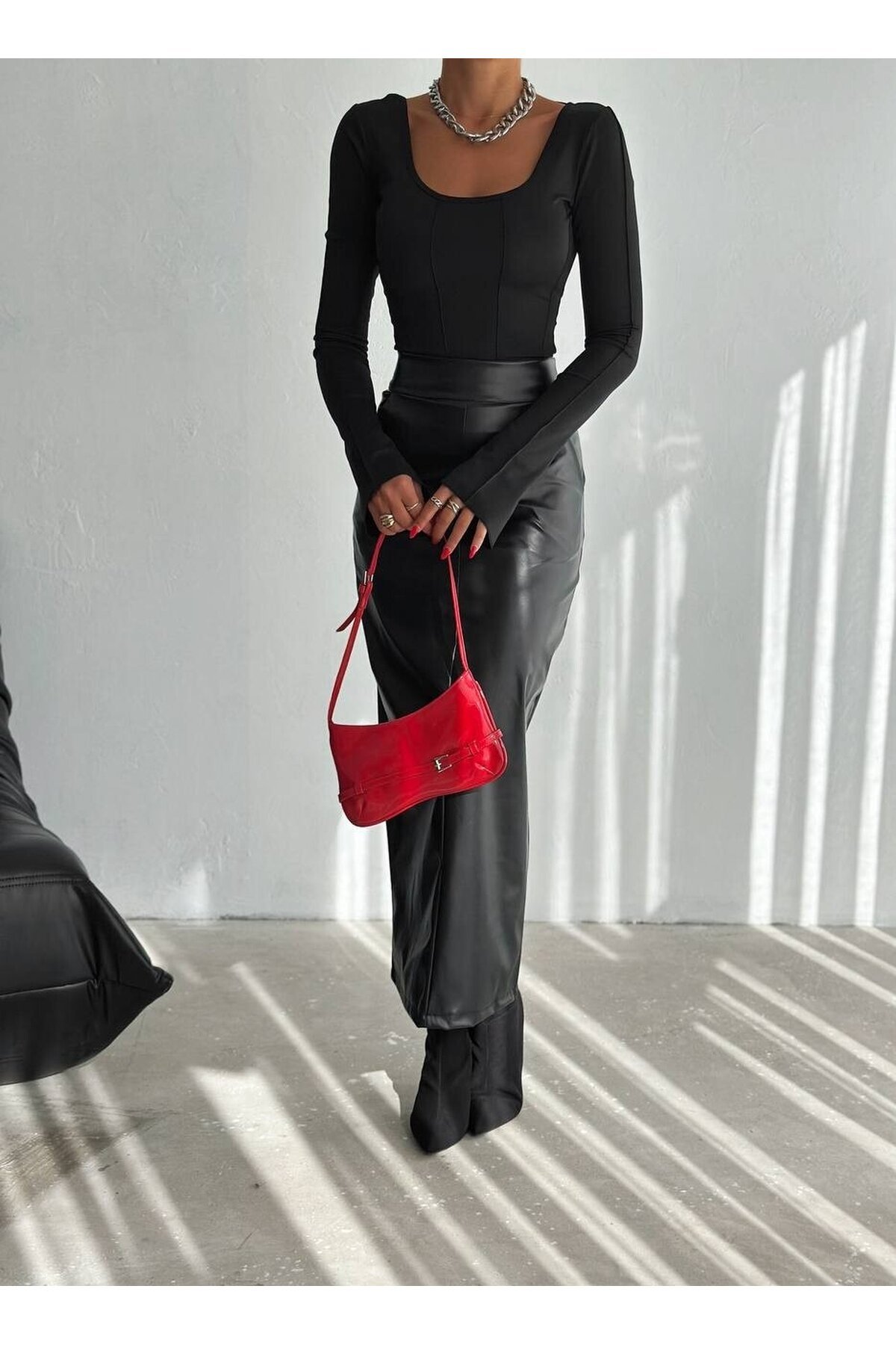 Arkadan Yırtmaçlı Deri Kalem Etek