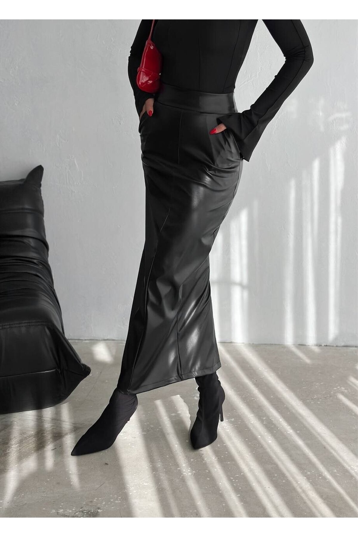 Arkadan Yırtmaçlı Deri Kalem Etek