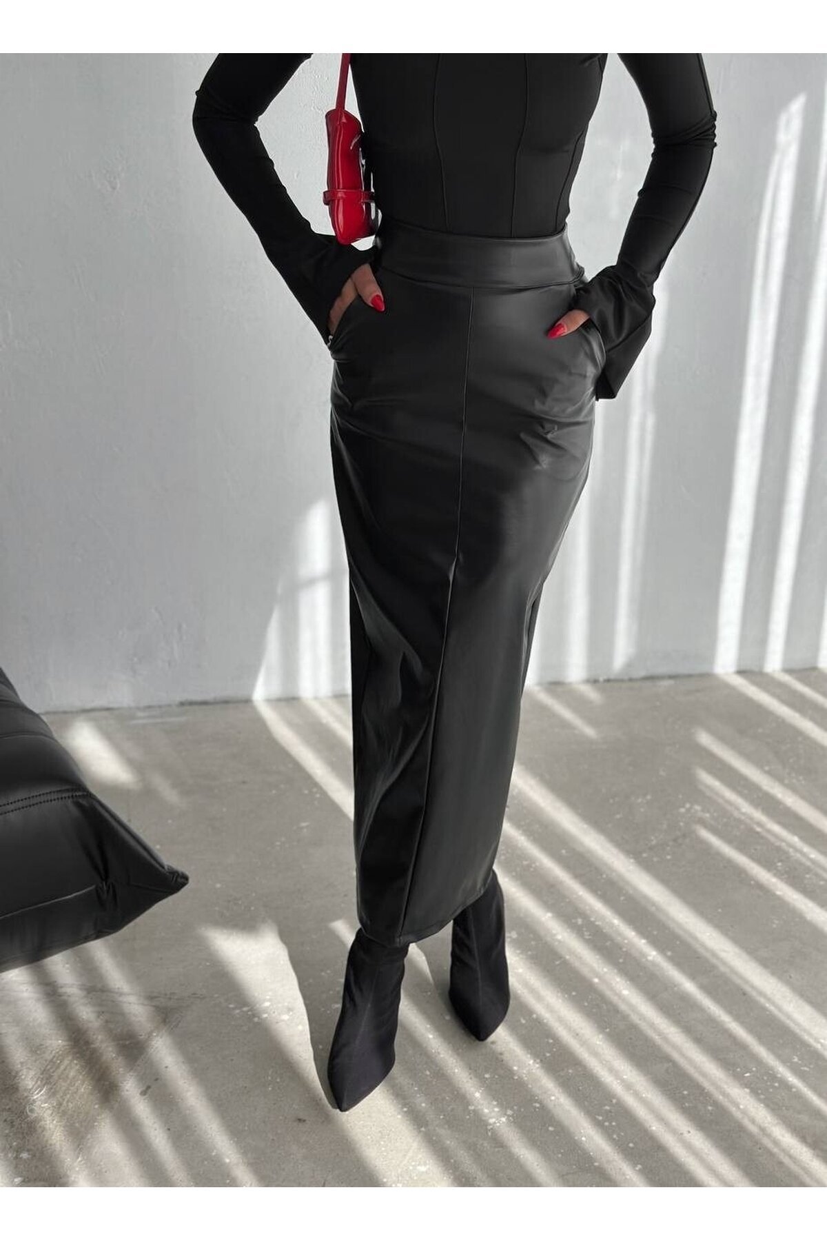 Arkadan Yırtmaçlı Deri Kalem Etek