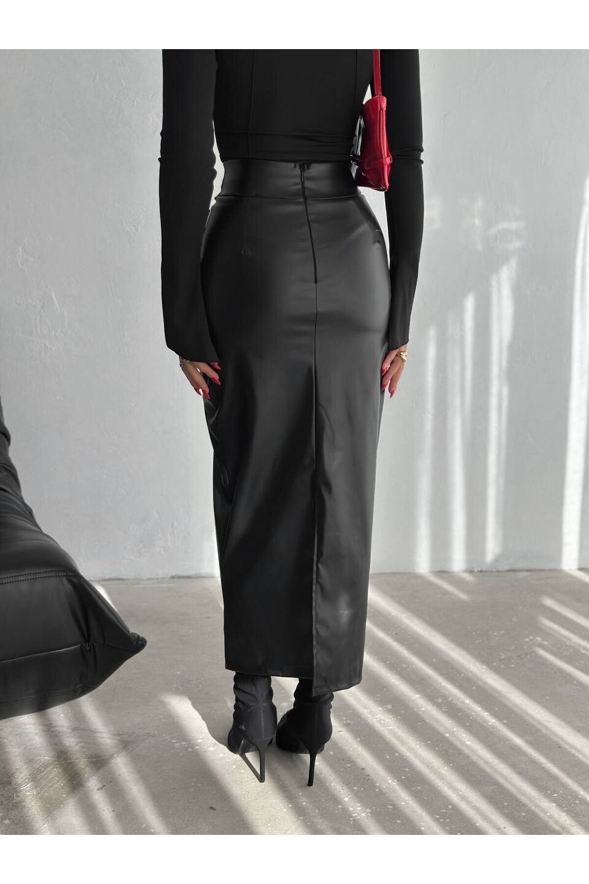 Arkadan Yırtmaçlı Deri Kalem Etek