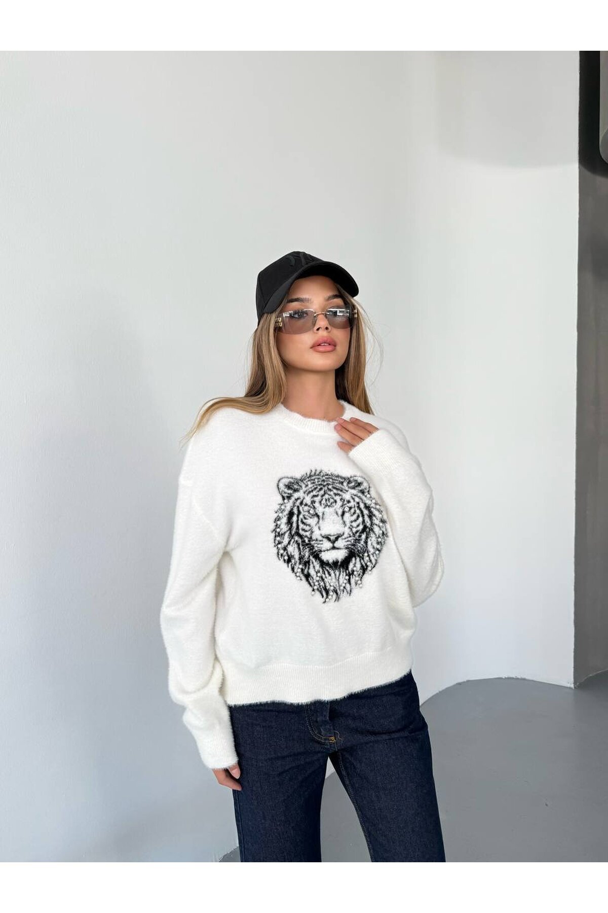 Aslan Figürlü Sakallı Triko Kazak