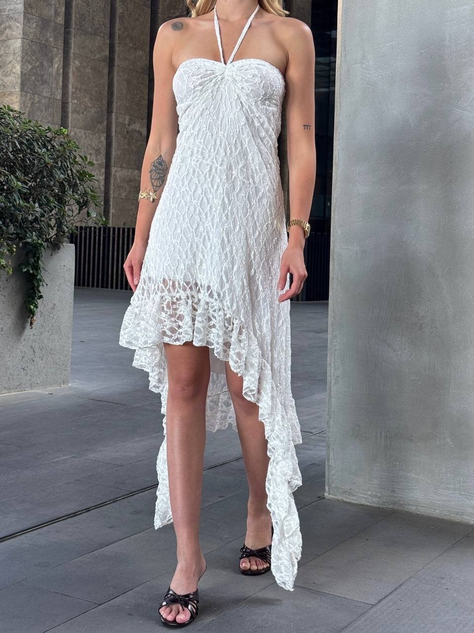 Boyundan Bağlamalı Straplez Asimetrik Astarlı Dantel Elbise Beyaz