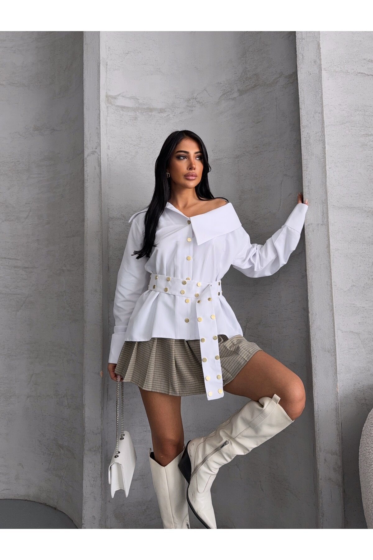 Çıtçıtlı Kemerli Beyaz Gömlek