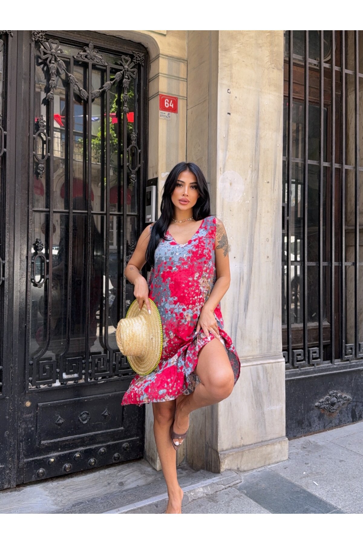 Desenli V Yaka Eteği Fırfırlı Viskon Elbise