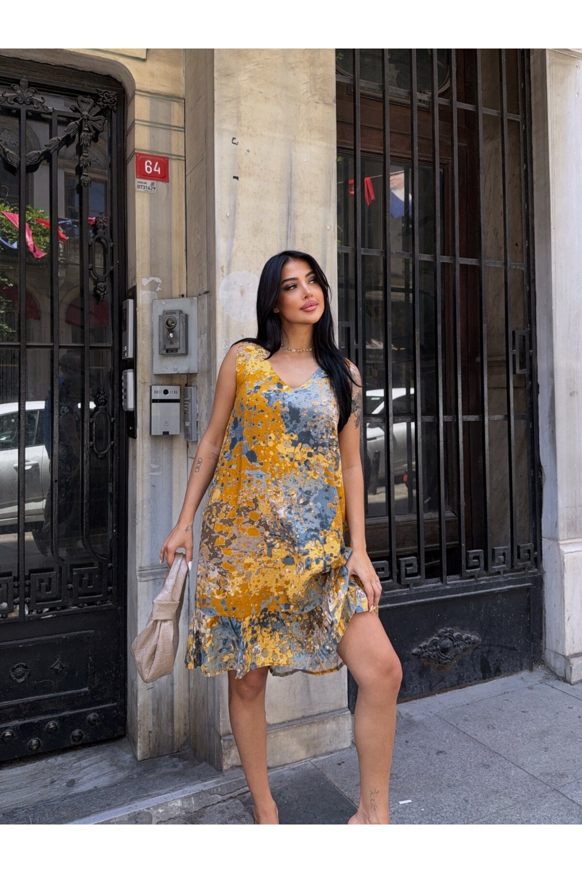 Desenli V Yaka Eteği Fırfırlı Viskon Elbise