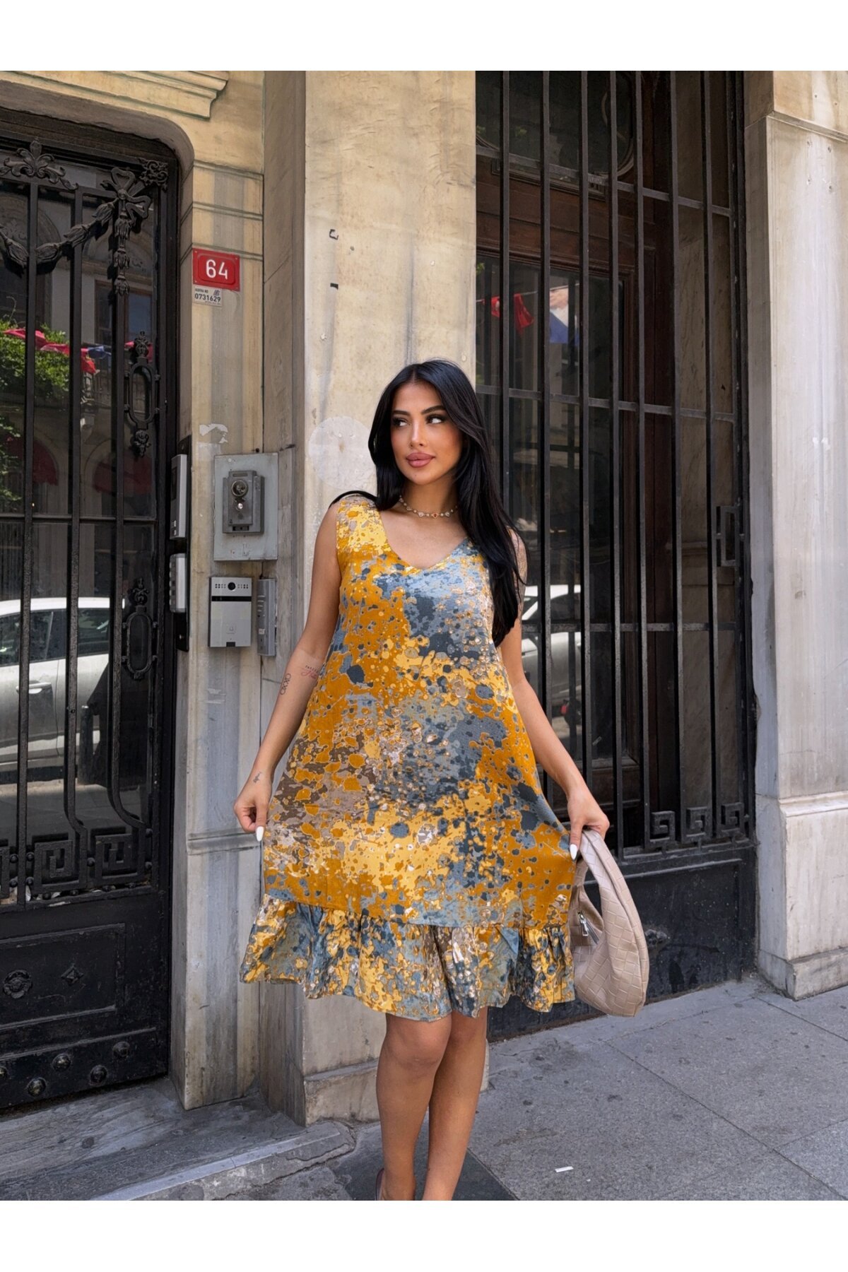 Desenli V Yaka Eteği Fırfırlı Viskon Elbise