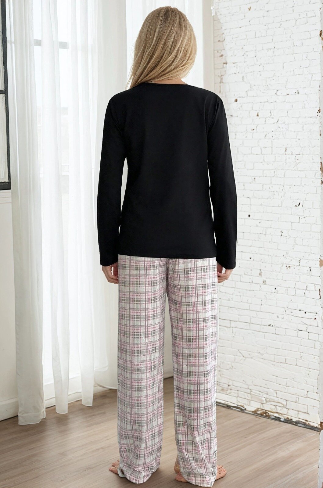 Ekose Desen Üstü Düz Pijama Takımı