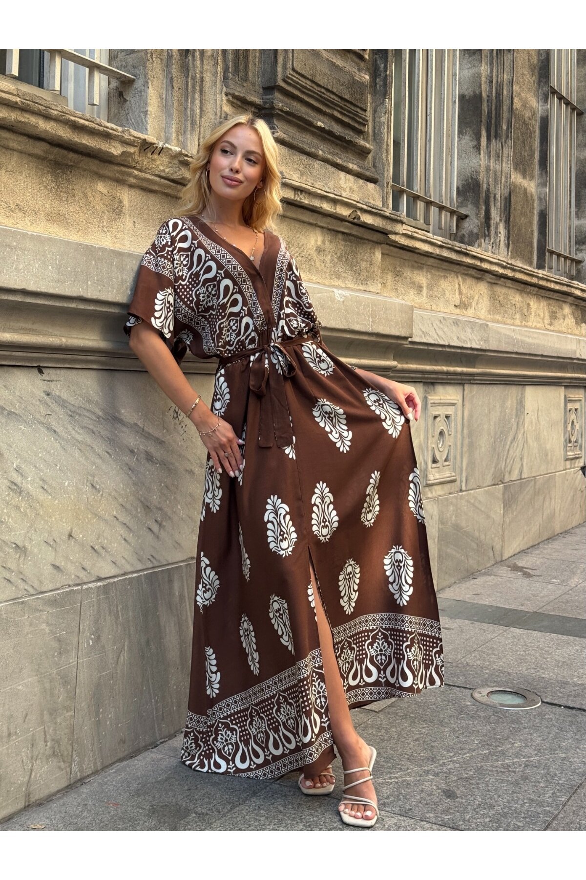 Etnik Desenli Kuşaklı V Yaka Maxi Elbise