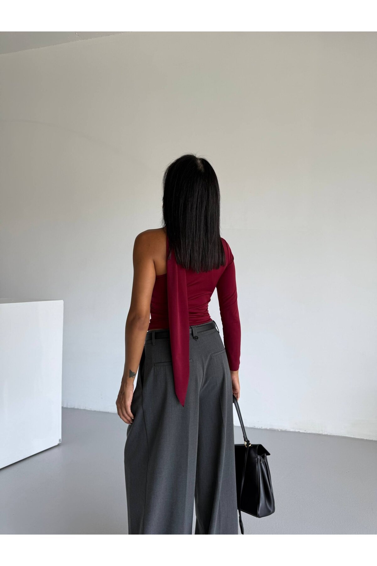 Fular Detaylı Tek Kol Bluz Bordo