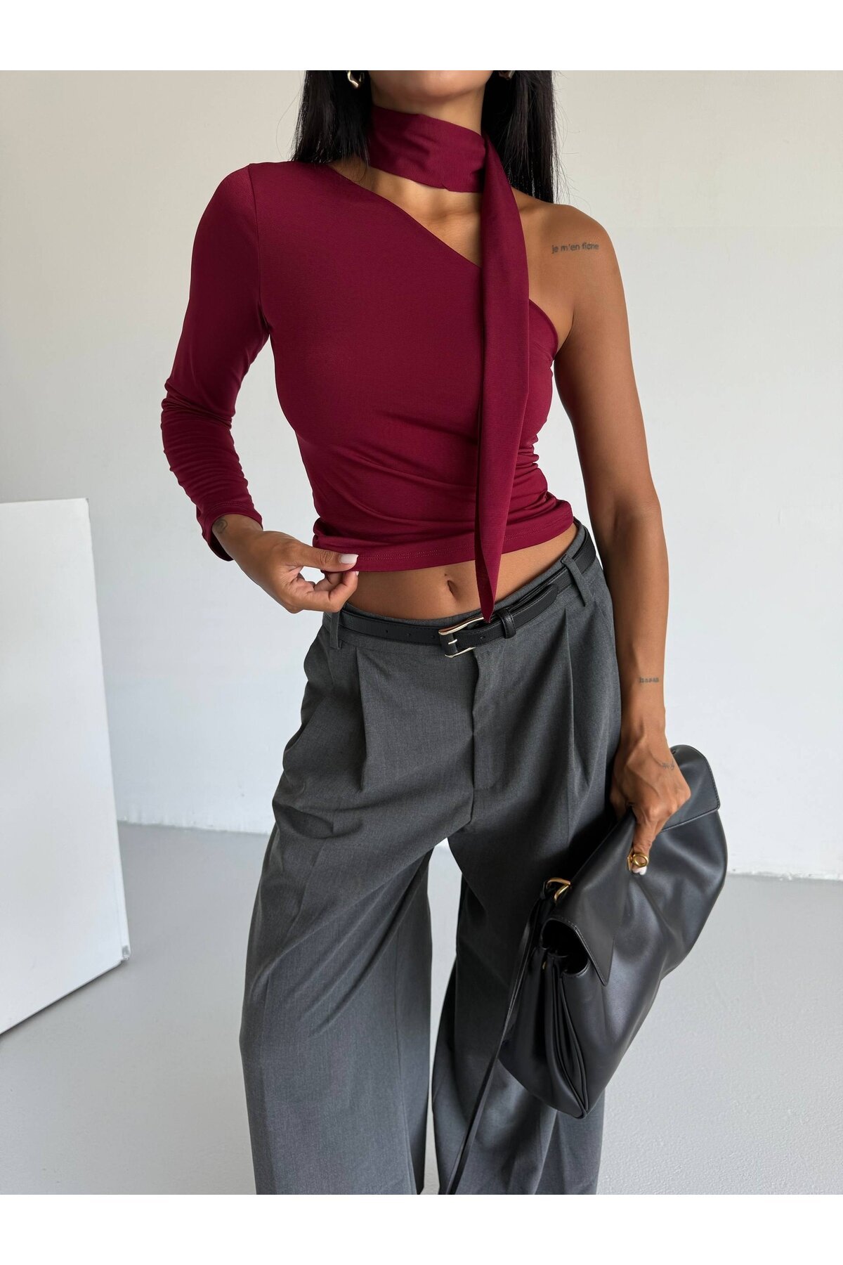 Fular Detaylı Tek Kol Bluz Bordo