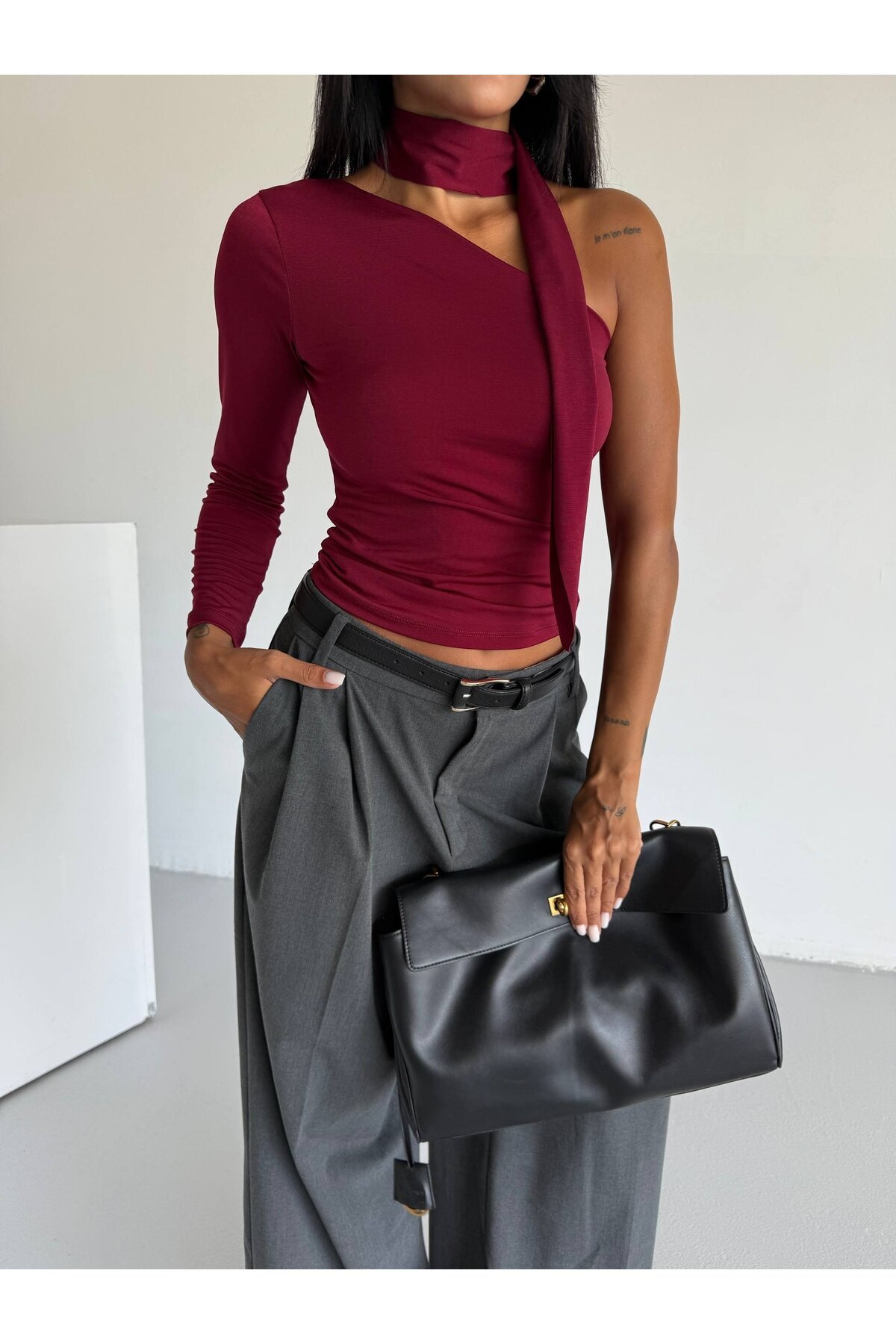 Fular Detaylı Tek Kol Bluz Bordo