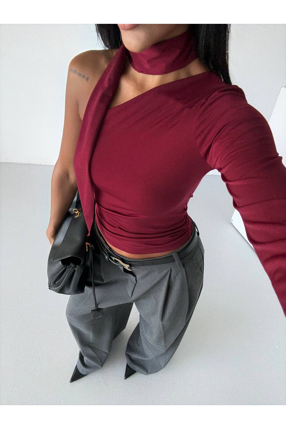 Fular Detaylı Tek Kol Bluz Bordo