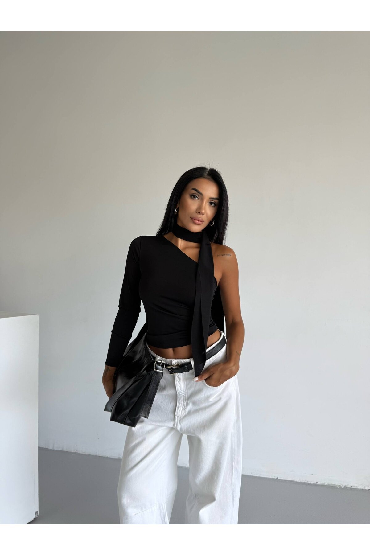 Fular Detaylı Tek Kol Bluz Siyah