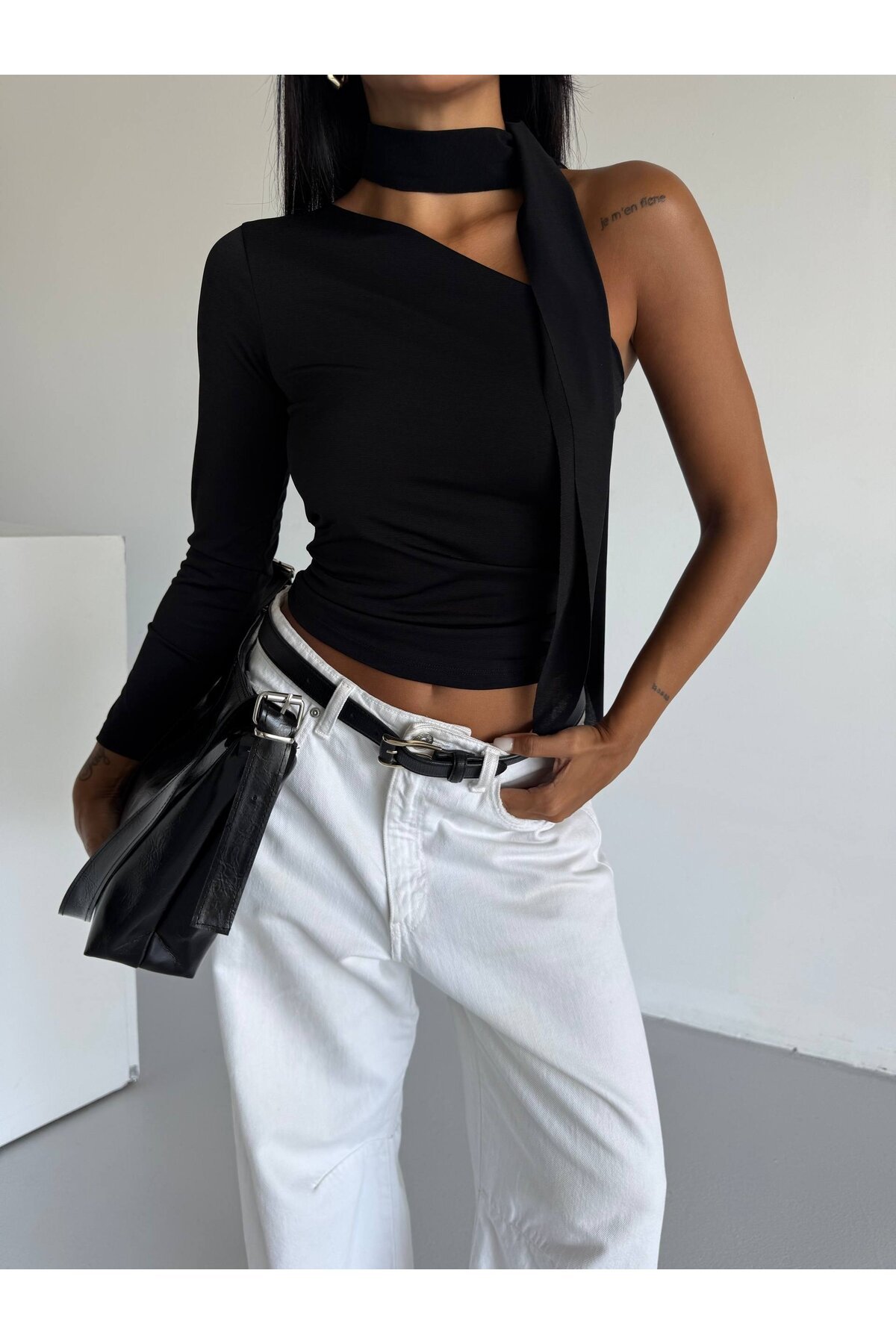 Fular Detaylı Tek Kol Bluz Siyah