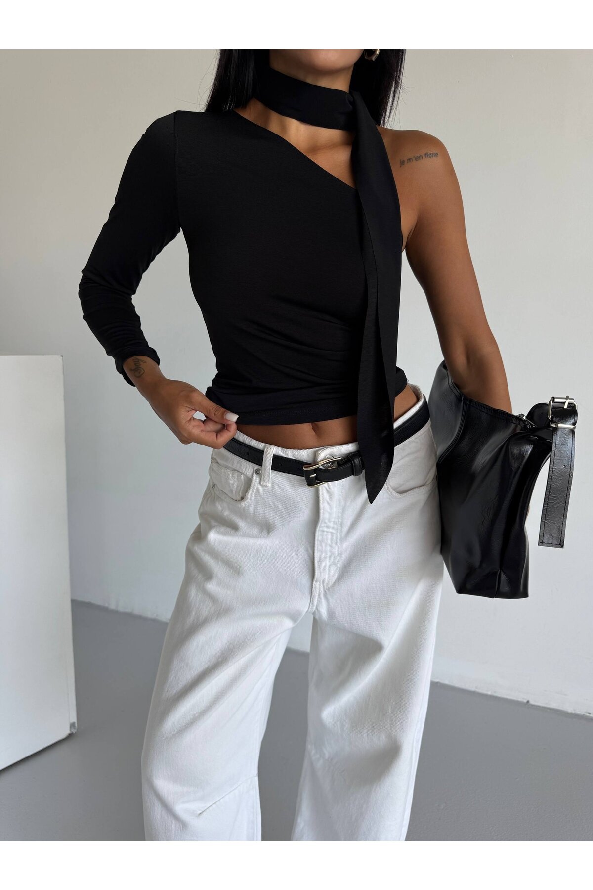 Fular Detaylı Tek Kol Bluz Siyah