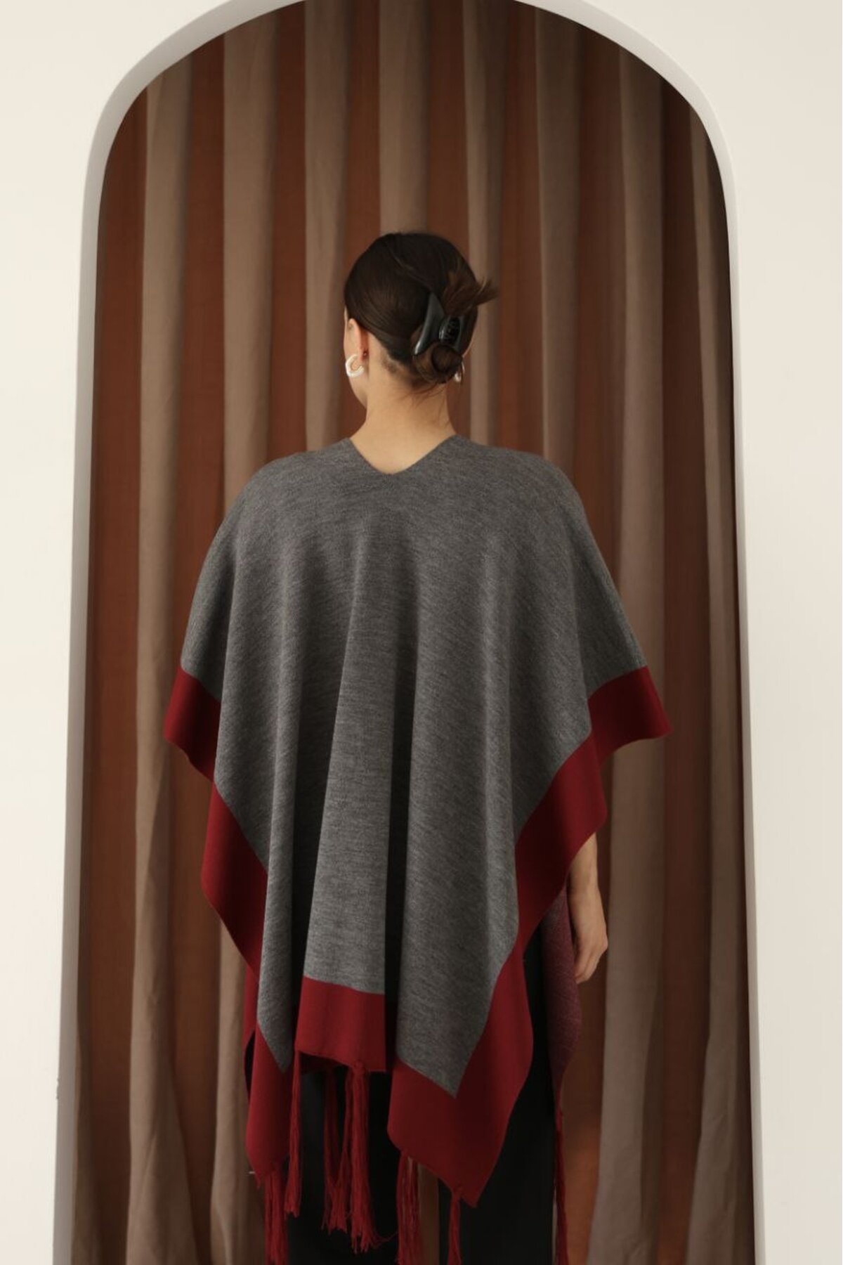 Gri Püsküllü Renk Bloklu Kışlık Triko Panço