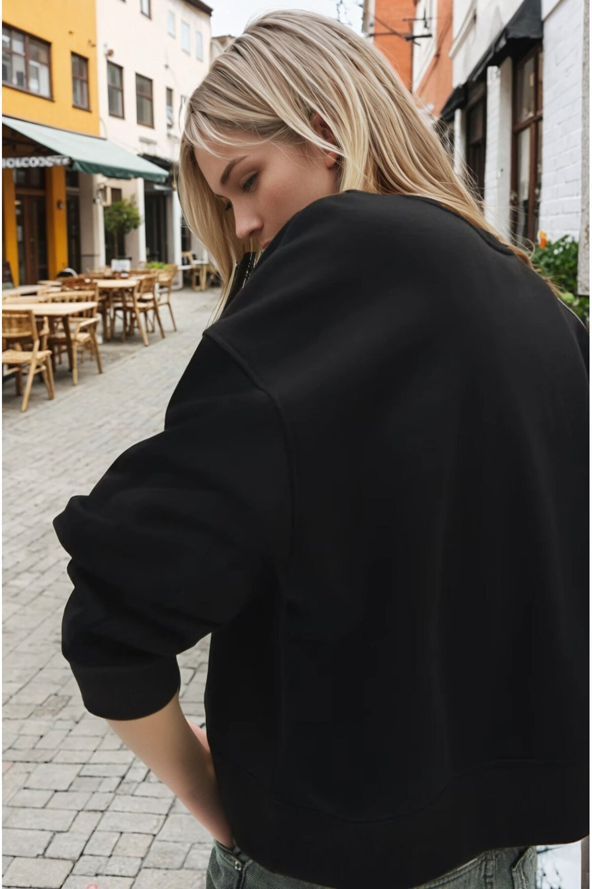 İnci Detaylı Siyah Sweatshirt