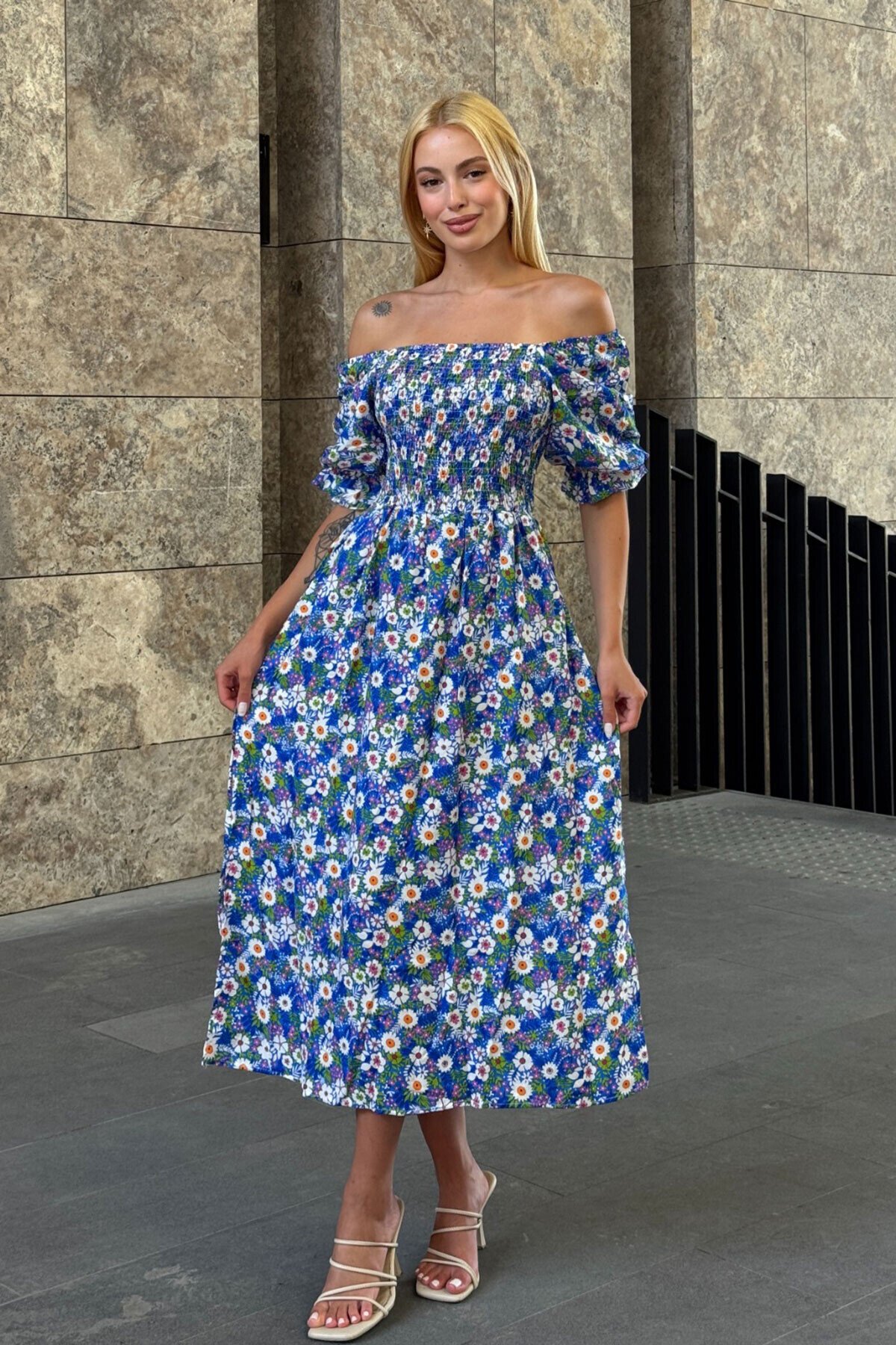 Kare Yaka Beli Gipeli Çiçek Desenli Elbise Mavi