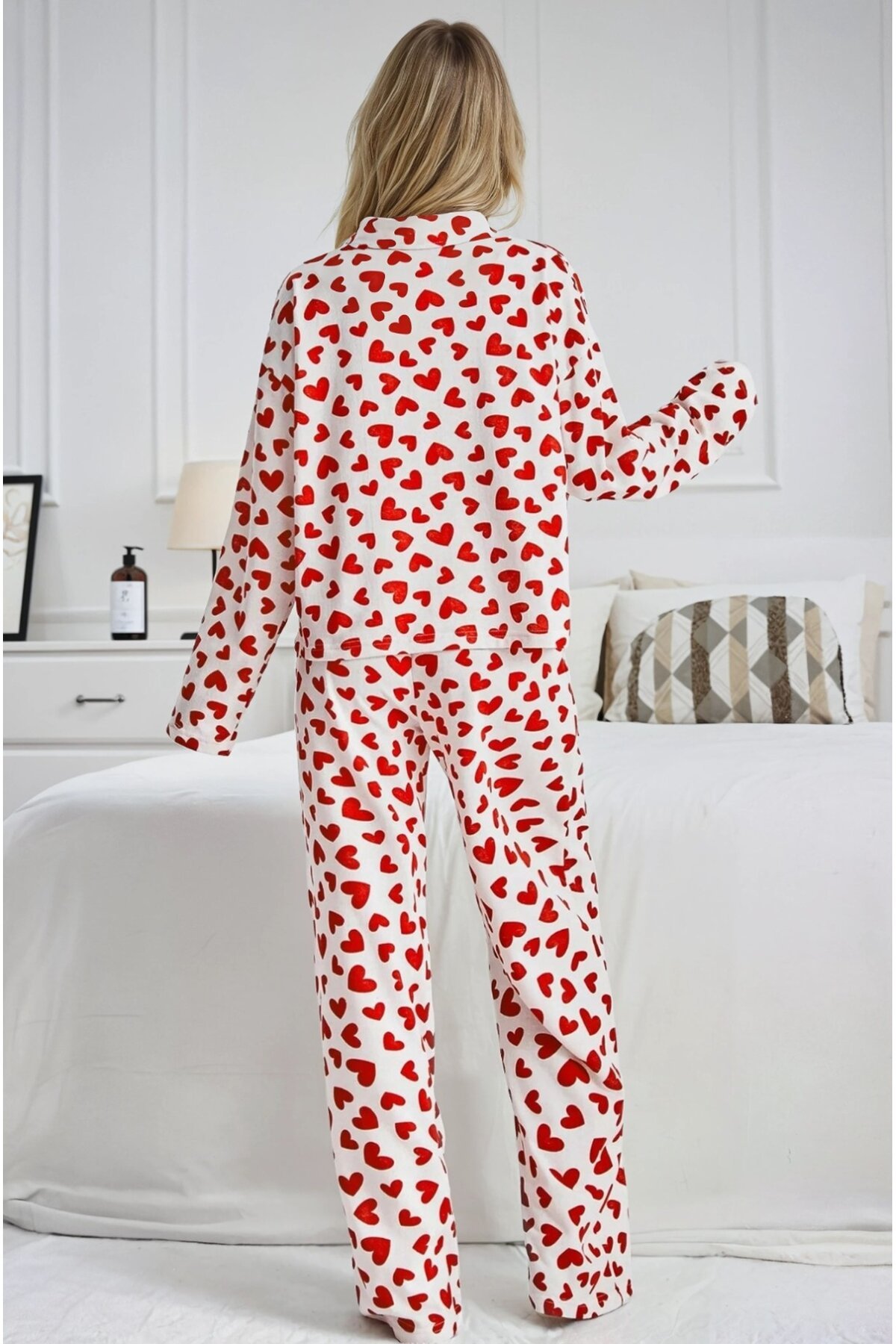 Beyaz Üzeri Kırmızı Kalp Desenli Kısa Kol Düğmeli Pijama Takımı