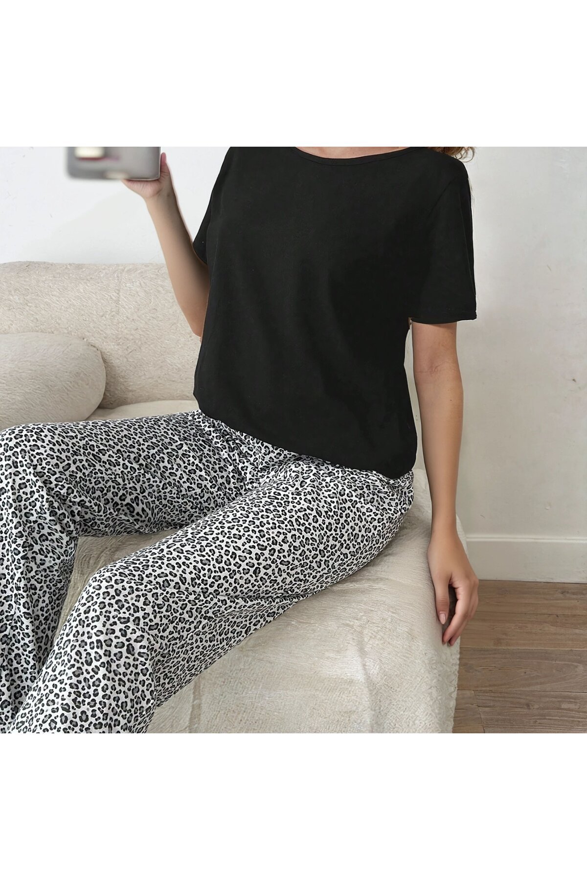 Leopar Desenli Siyah Üstlü Kısa Kol Pijama Takımı