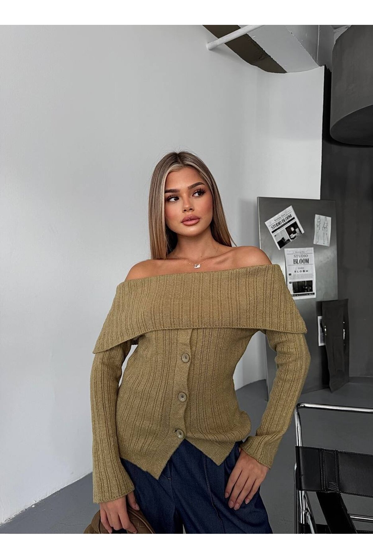Madonna Yaka Düğmeli Triko Kazak