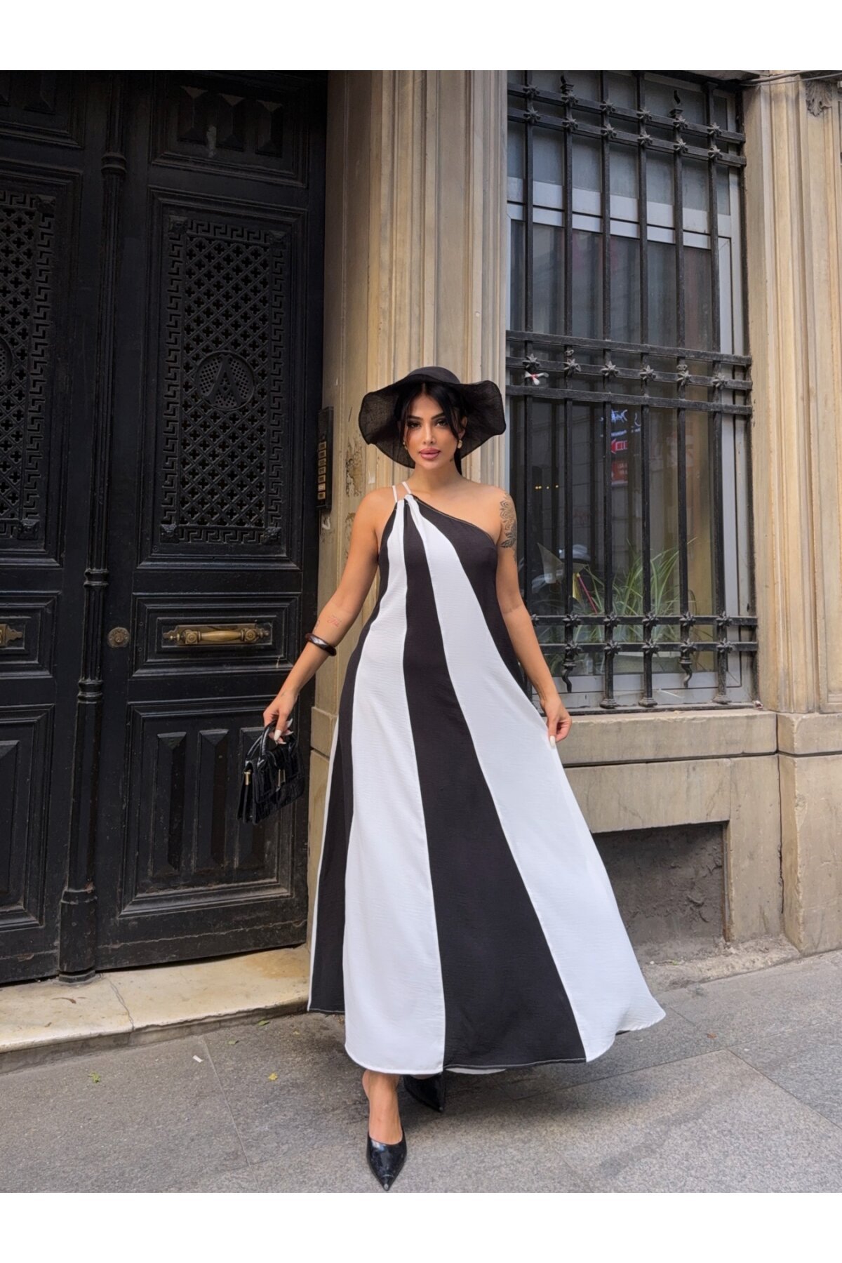Parça Bloklu Omuz Detay Elbise Siyah Beyaz