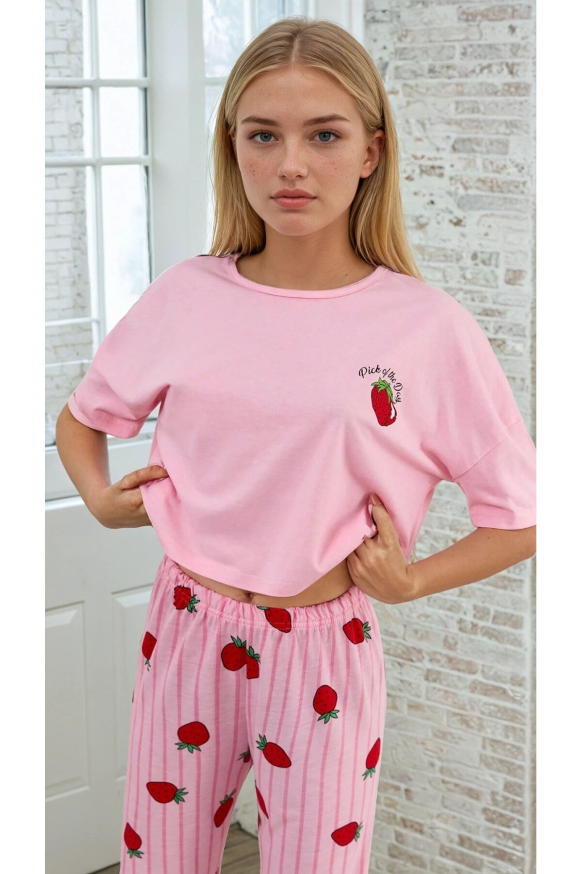 Pembe Çilek Desenli Kadın Kısa Kollu Pijama Takımı