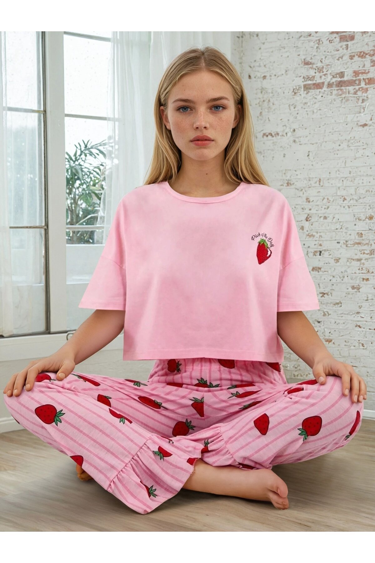 Pembe Çilek Desenli Kadın Kısa Kollu Pijama Takımı