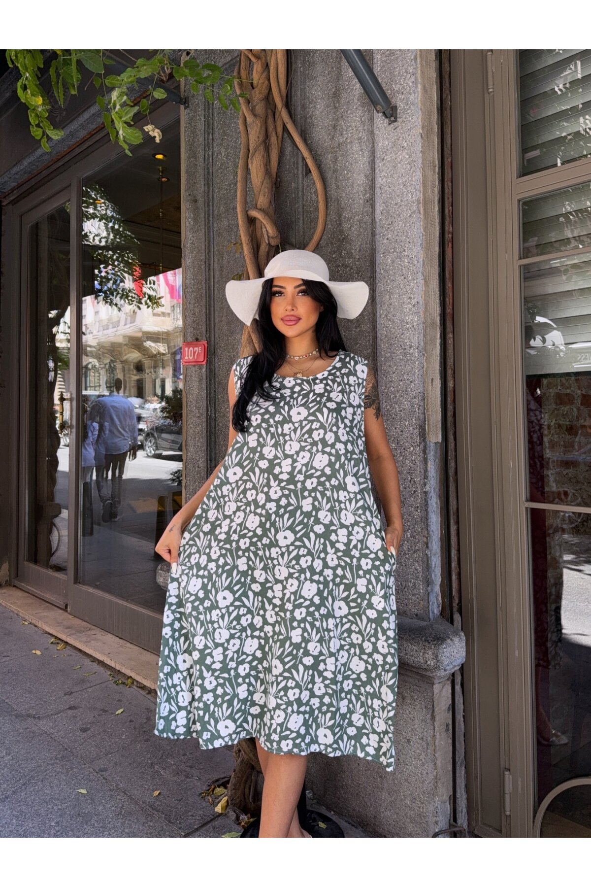 Rahat Kalıp Kolsuz Desenli Elbise