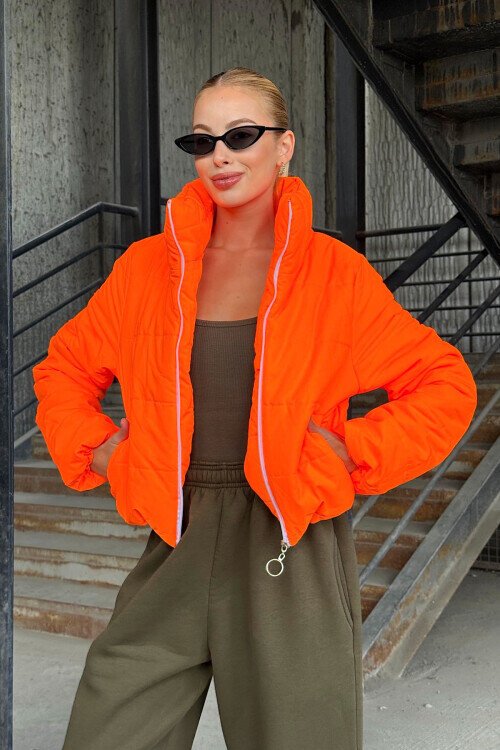 Sırtı Taş İşlemeli Crop Şişme Mont