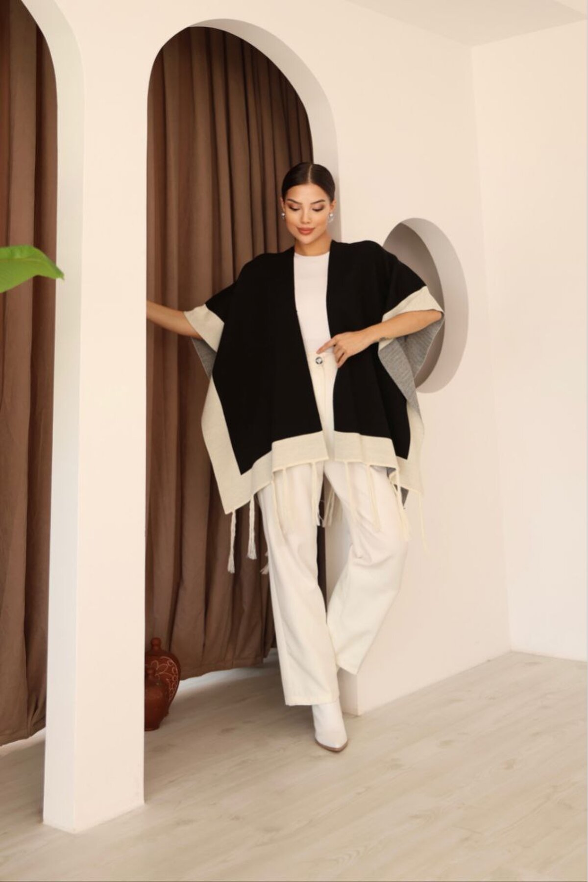 Siyah Püsküllü Renk Bloklu Kışlık Triko Panço