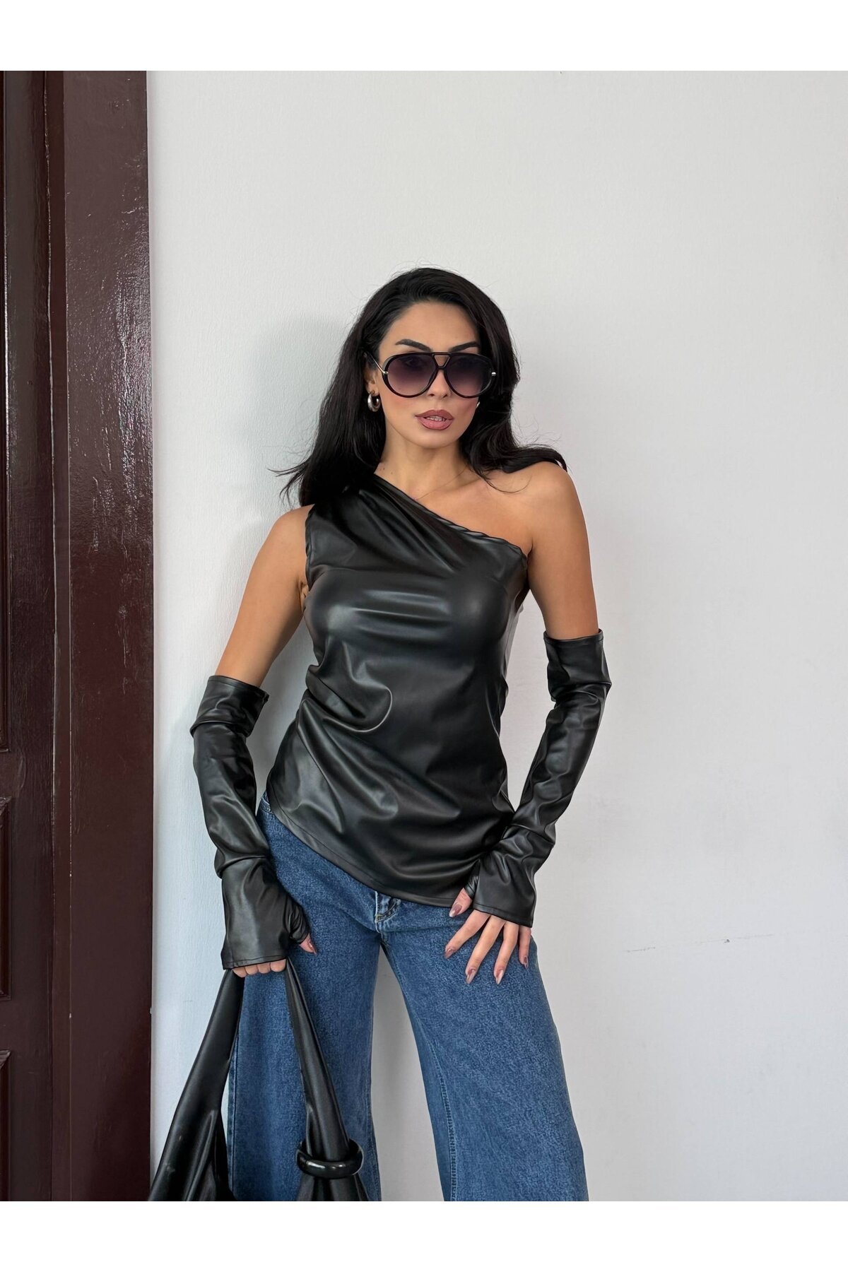 Asimetrik Kesim Eldivenli Deri Bluz Siyah