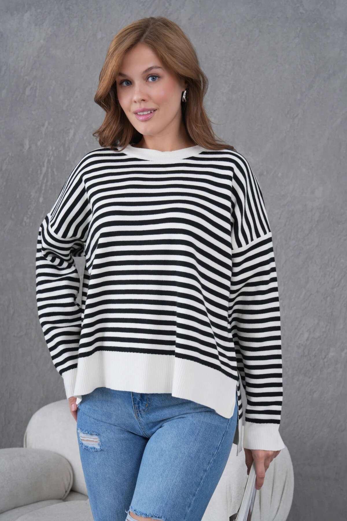 Kadın Bisiklet Yaka Nakış Detay Yırtmaçlı Oversize Çizgili Triko Kazak