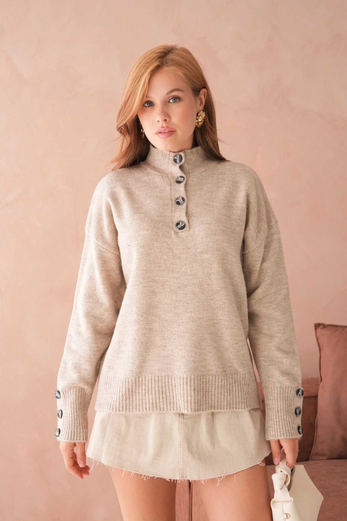 Kadın Dik Yaka Kolları Düğme Detaylı Yumuşak Dokulu Şardonlu Triko Kazak