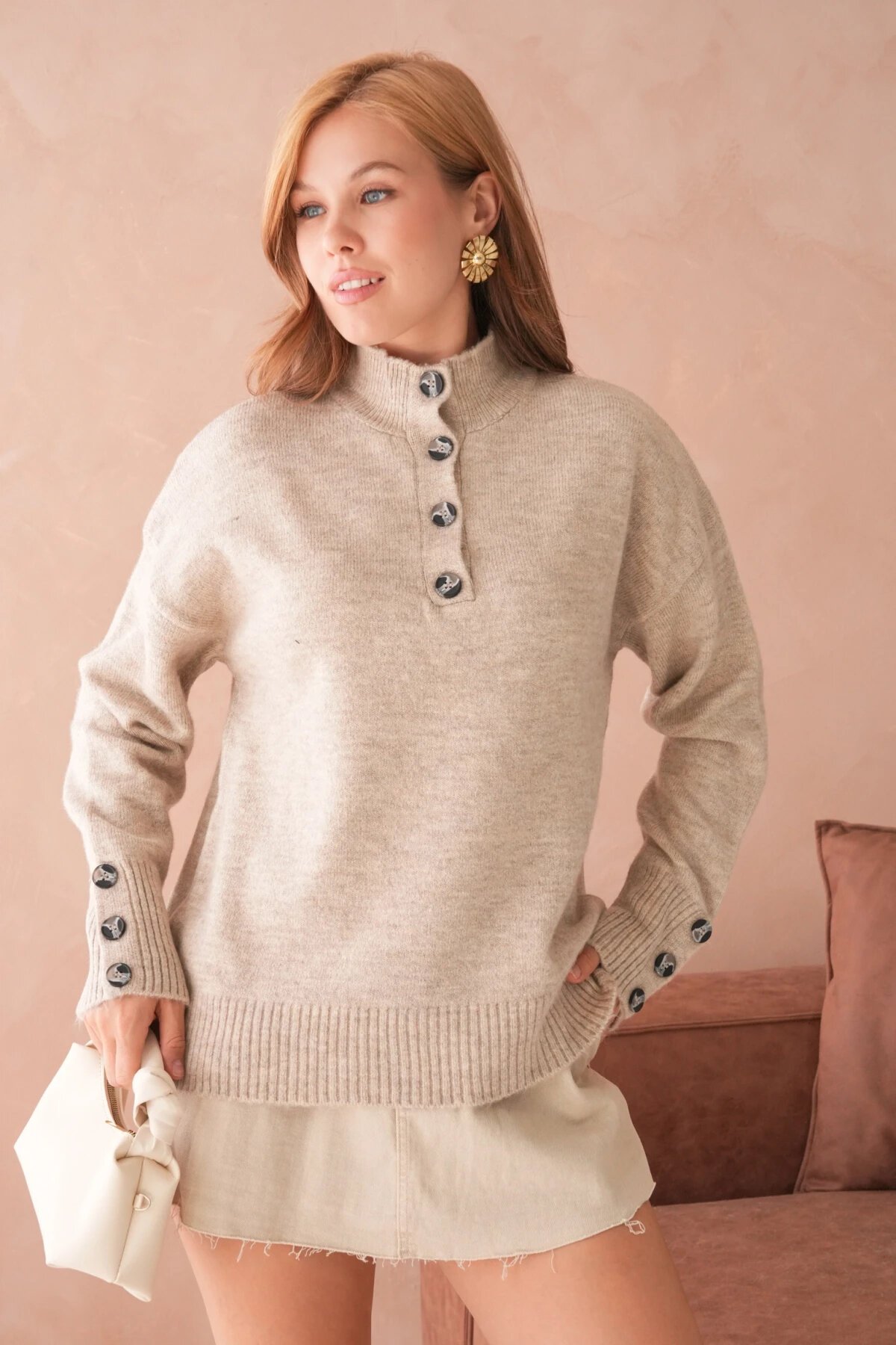 Kadın Dik Yaka Kolları Düğme Detaylı Yumuşak Dokulu Şardonlu Triko Kazak