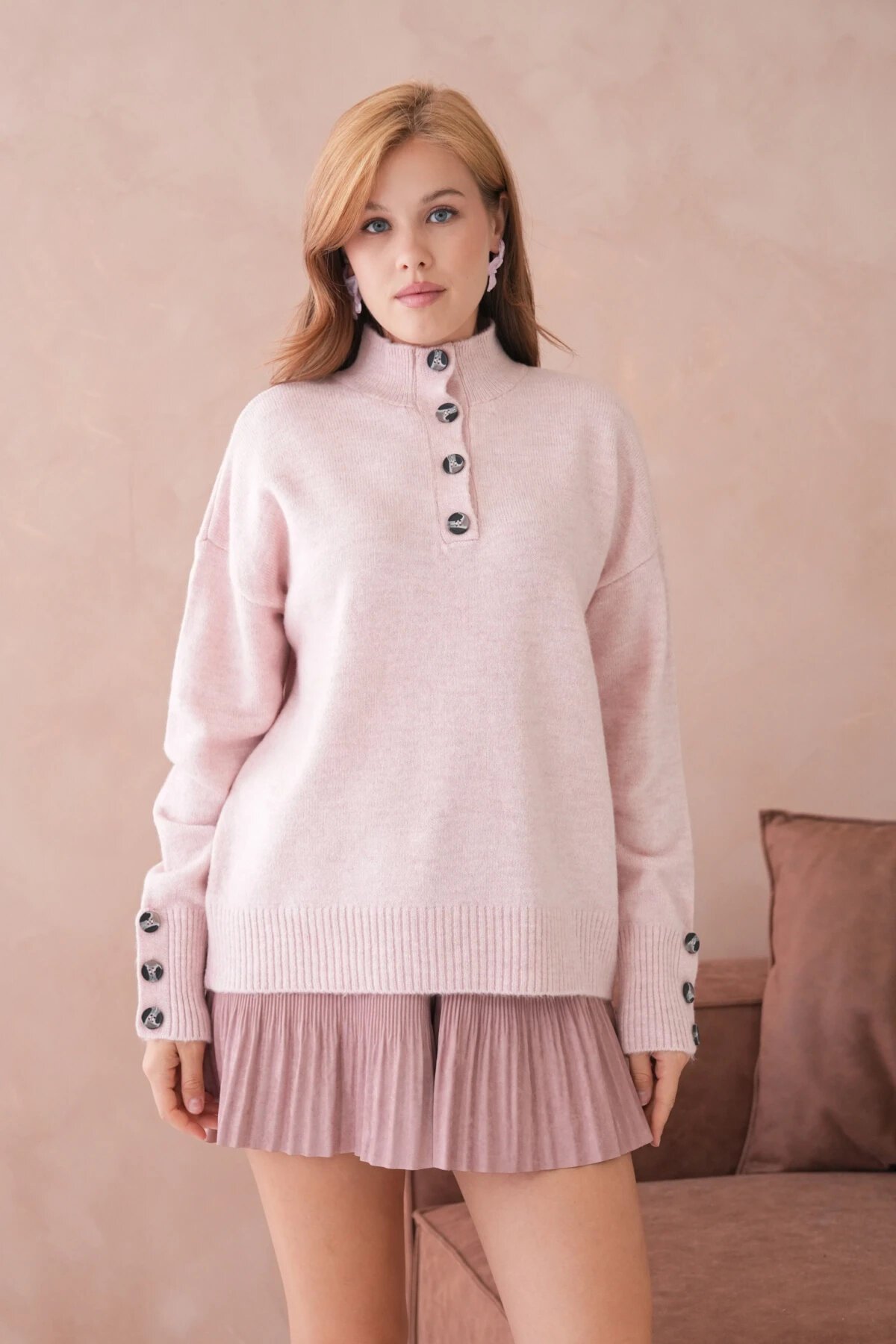 Kadın Dik Yaka Kolları Düğme Detaylı Yumuşak Dokulu Şardonlu Triko Kazak