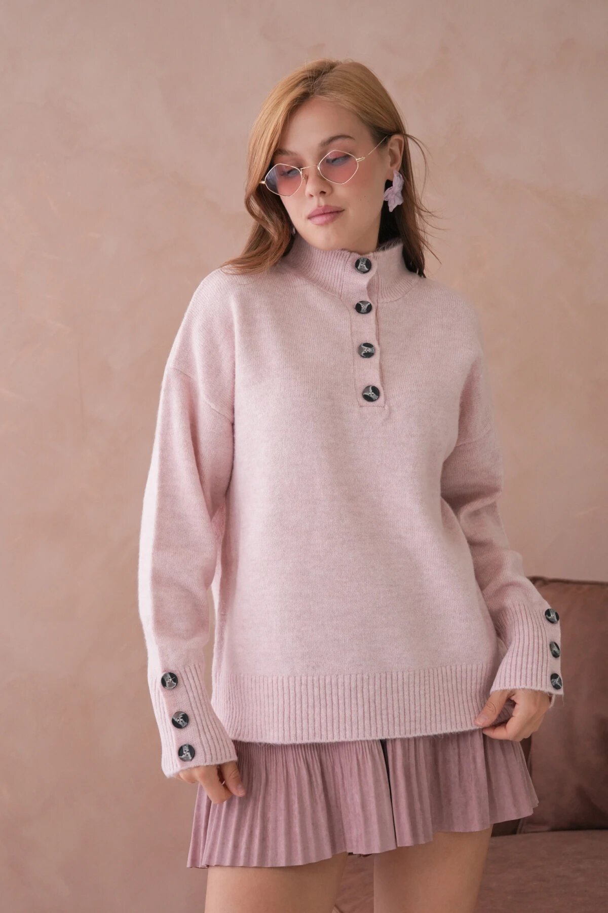 Kadın Dik Yaka Kolları Düğme Detaylı Yumuşak Dokulu Şardonlu Triko Kazak