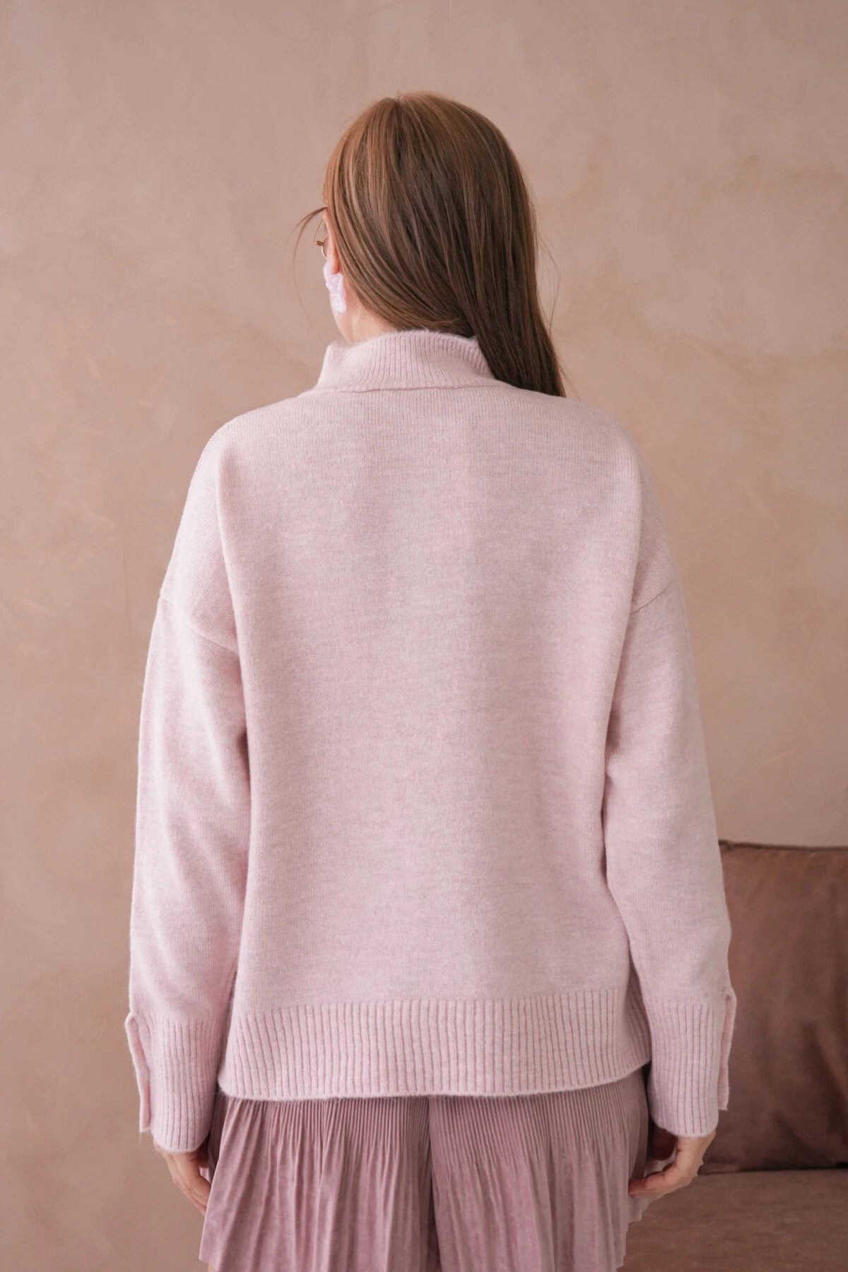 Kadın Dik Yaka Kolları Düğme Detaylı Yumuşak Dokulu Şardonlu Triko Kazak