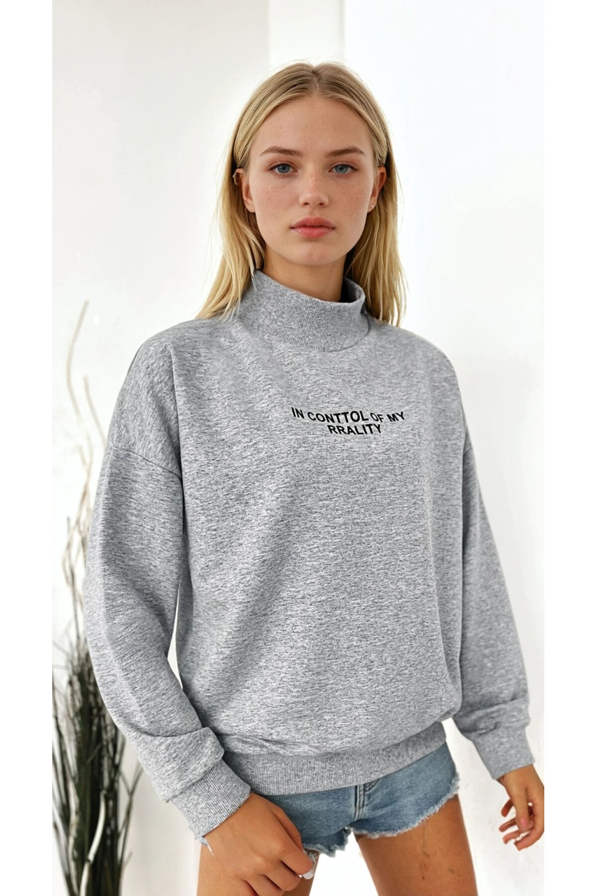 Kadın Dik Yaka Oversize Sweatshirt Yazı Baskılı