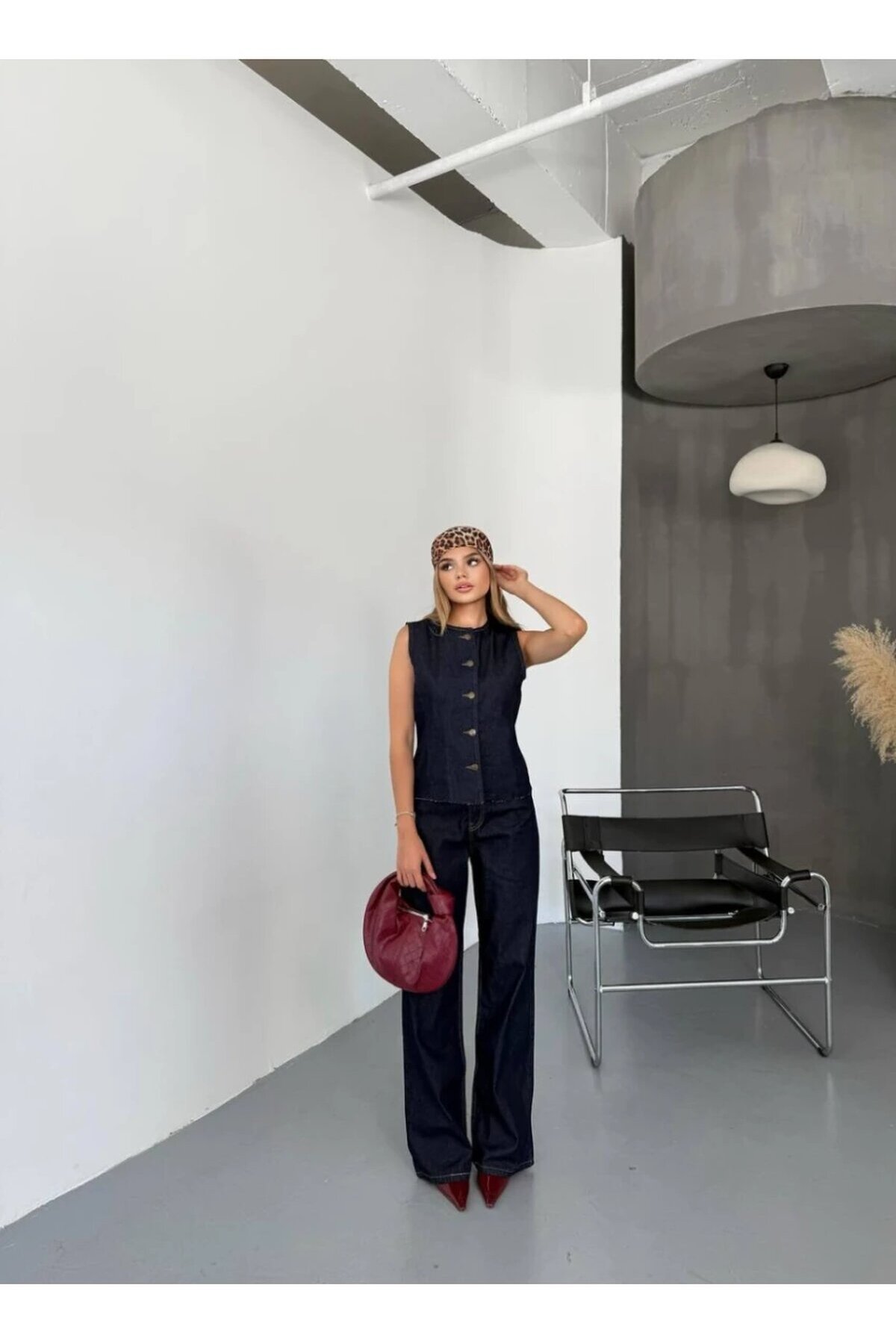 Kadın Jean Pantolon ve Kolsuz Gömlek Alt Üst Takım