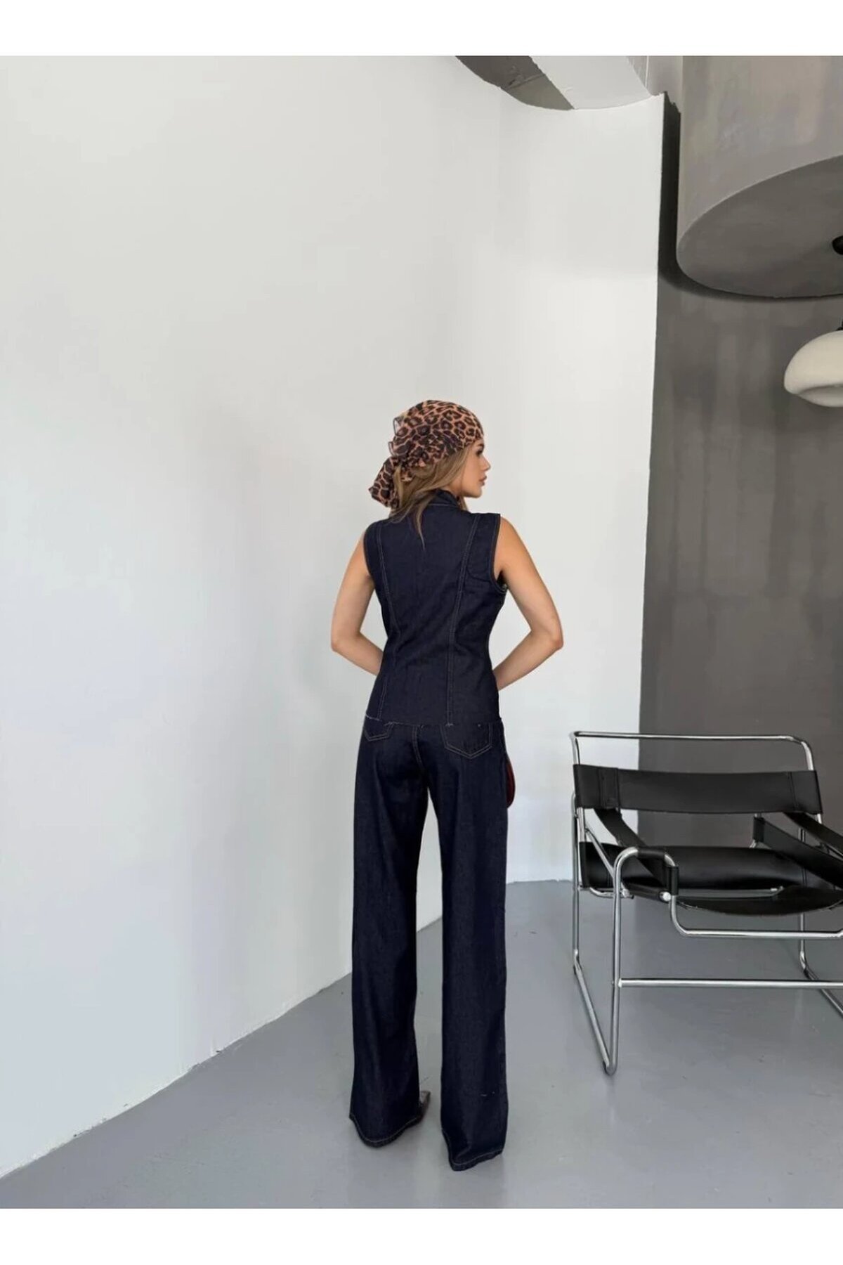 Kadın Jean Pantolon ve Kolsuz Gömlek Alt Üst Takım