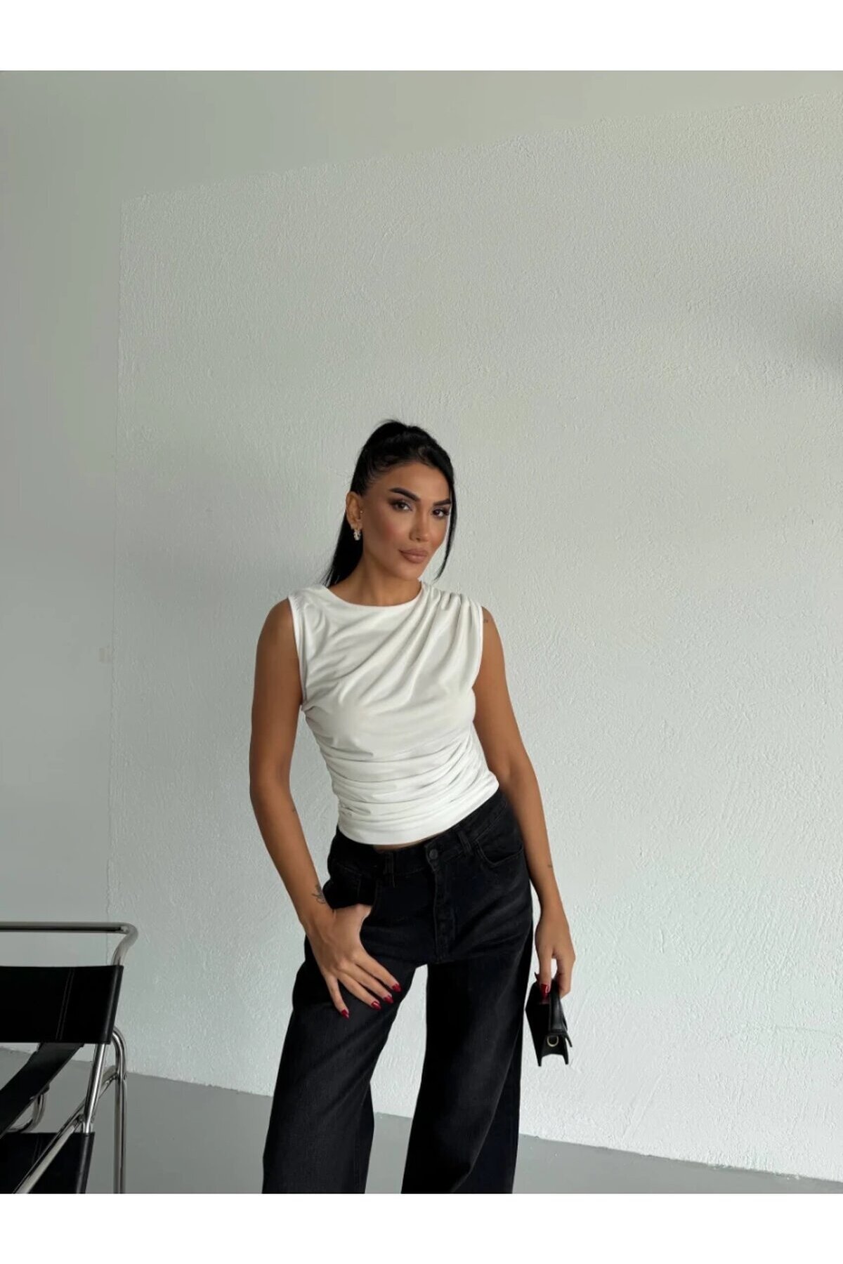 Kadın Kolsuz Dökümlü Sandy Kumaş Bluz Beyaz