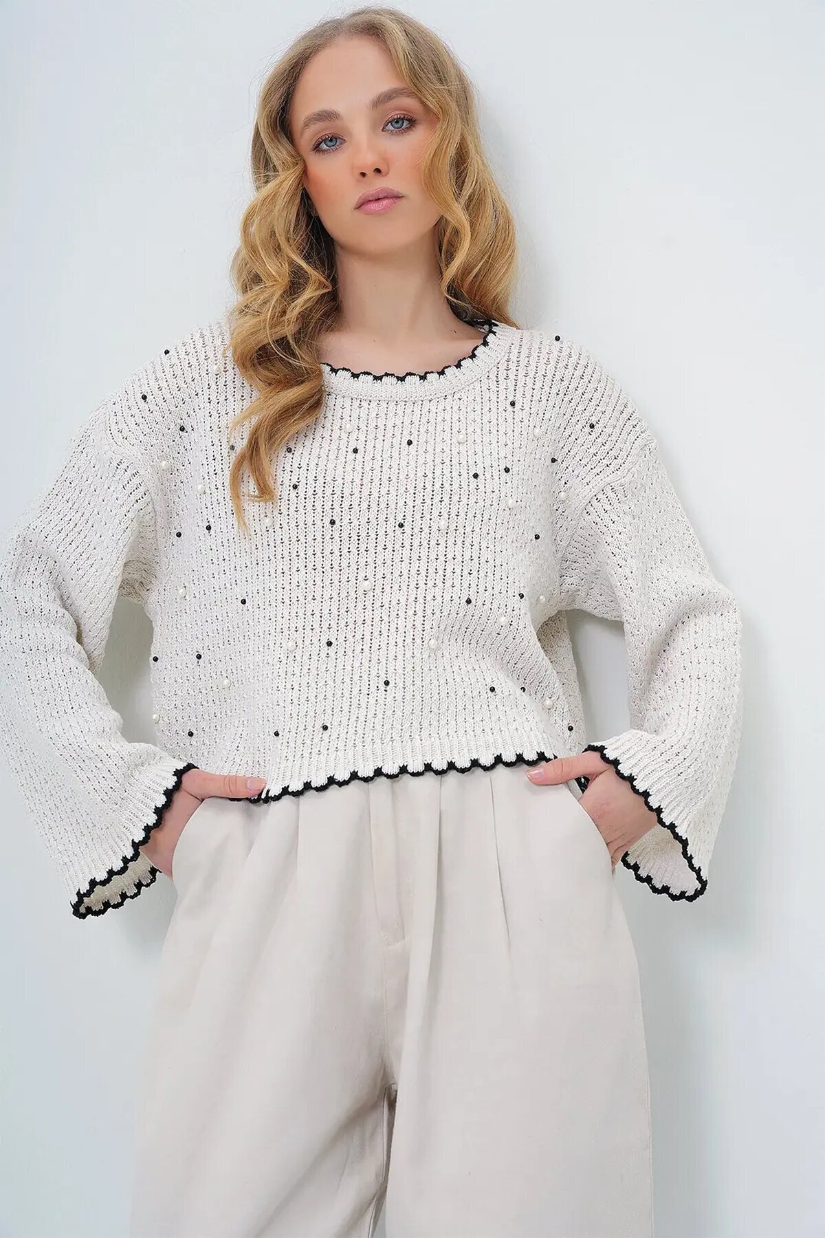 Kadın Kontrast Kenarlı Süslemeli Triko Kazak