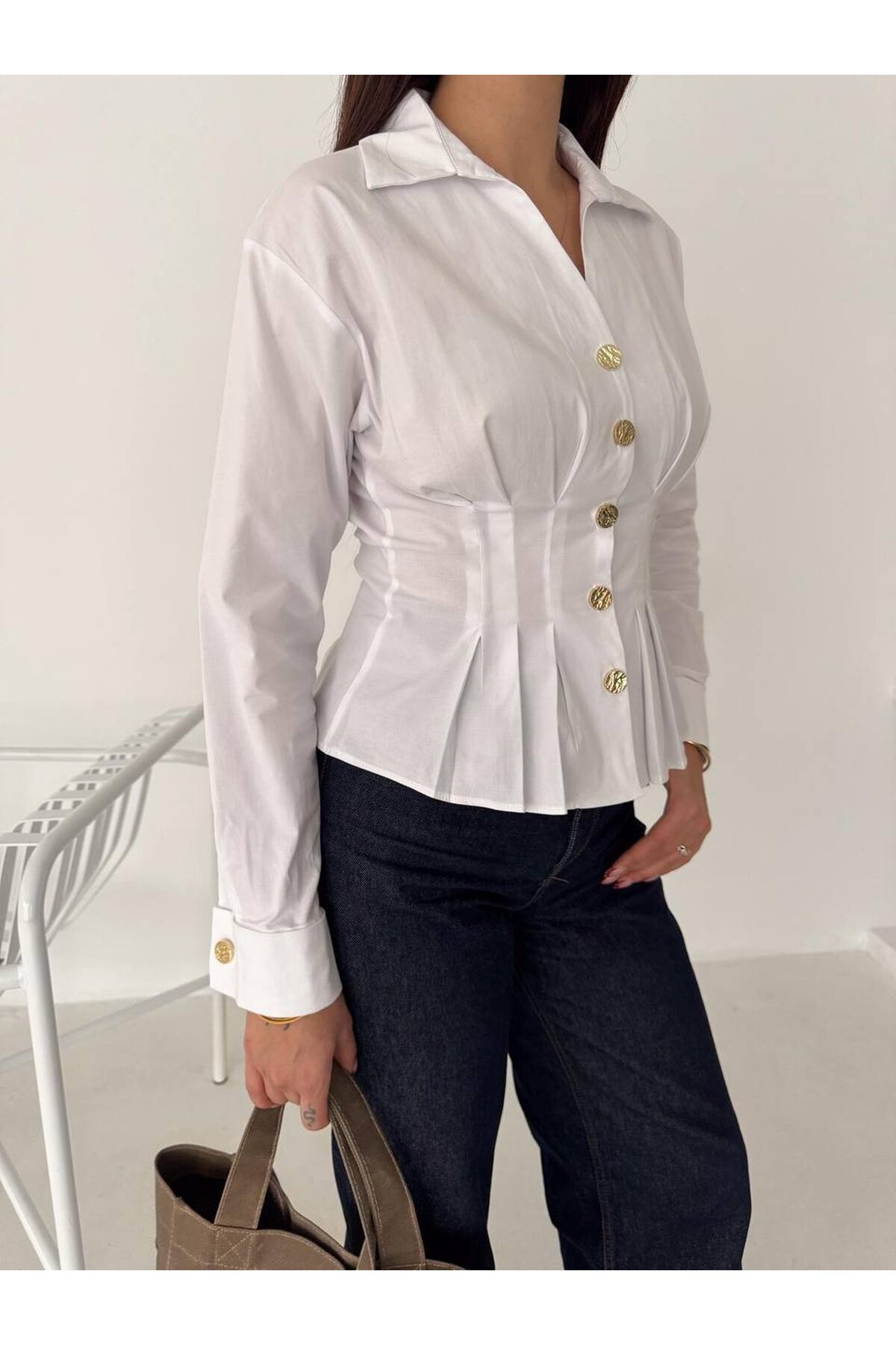 Kadın Korse Detaylı Gold Düğmeli Beyaz Gömlek