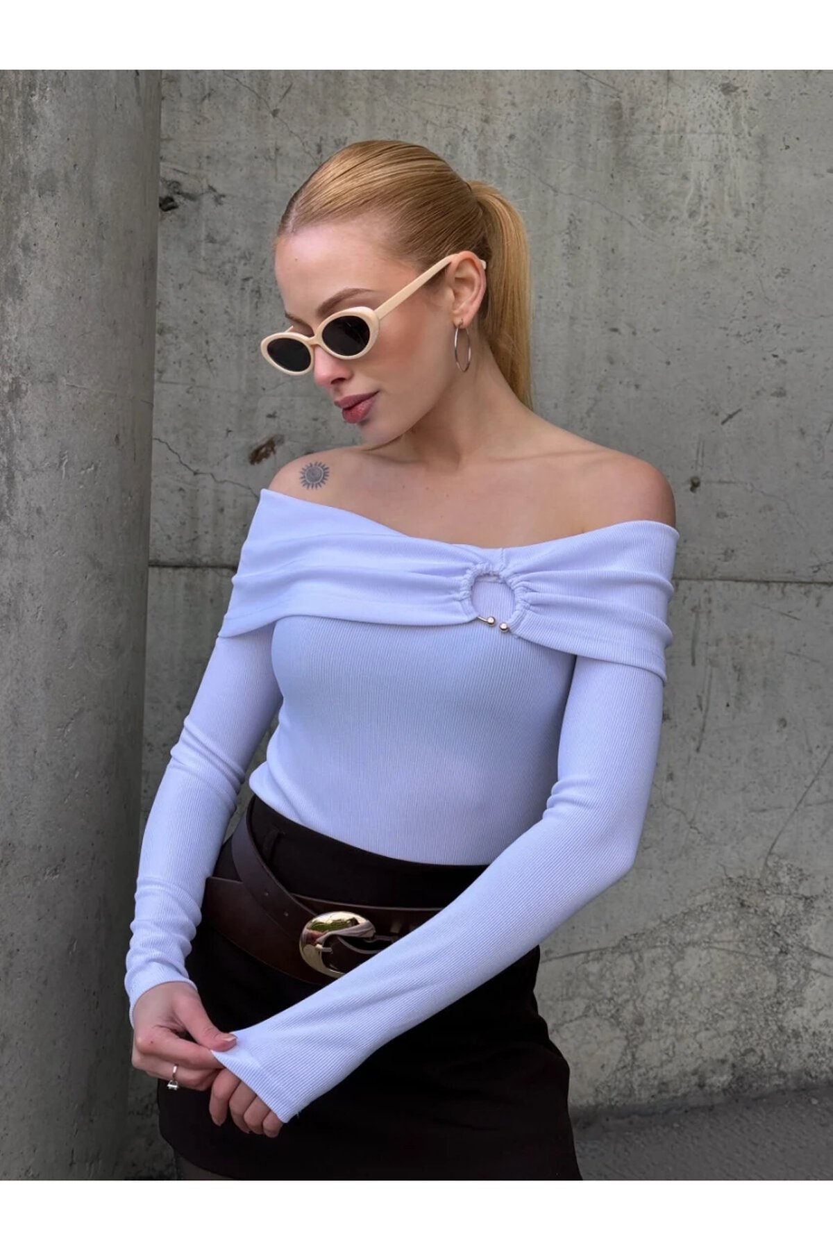 Kadın Madonna Yaka Halka Detay Beyaz Bluz