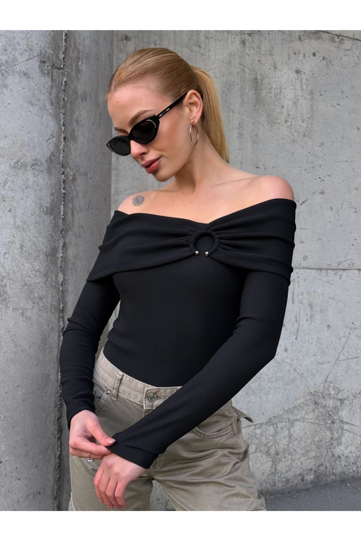 Kadın Madonna Yaka Halka Detay Siyah Bluz