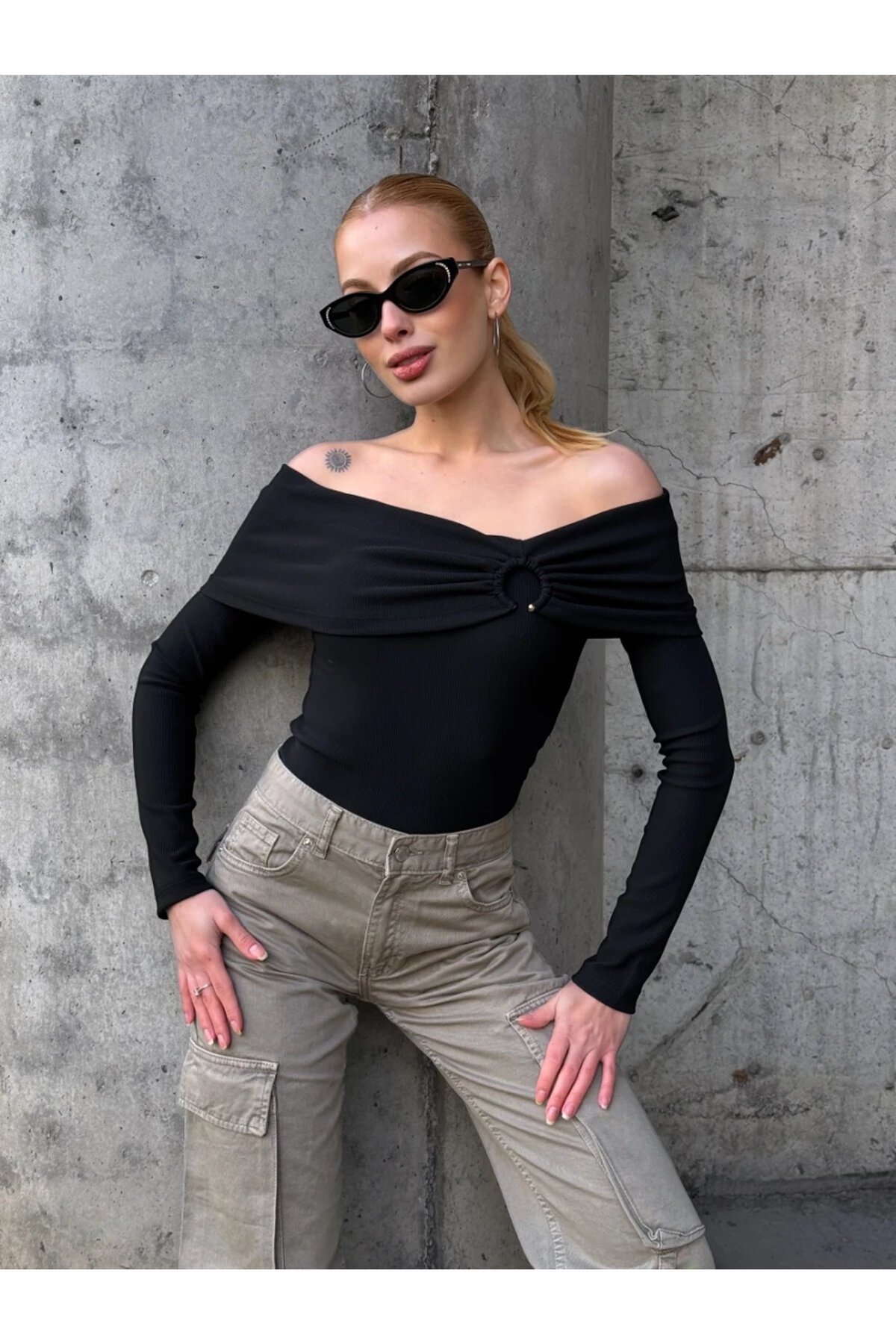 Kadın Madonna Yaka Halka Detay Siyah Bluz
