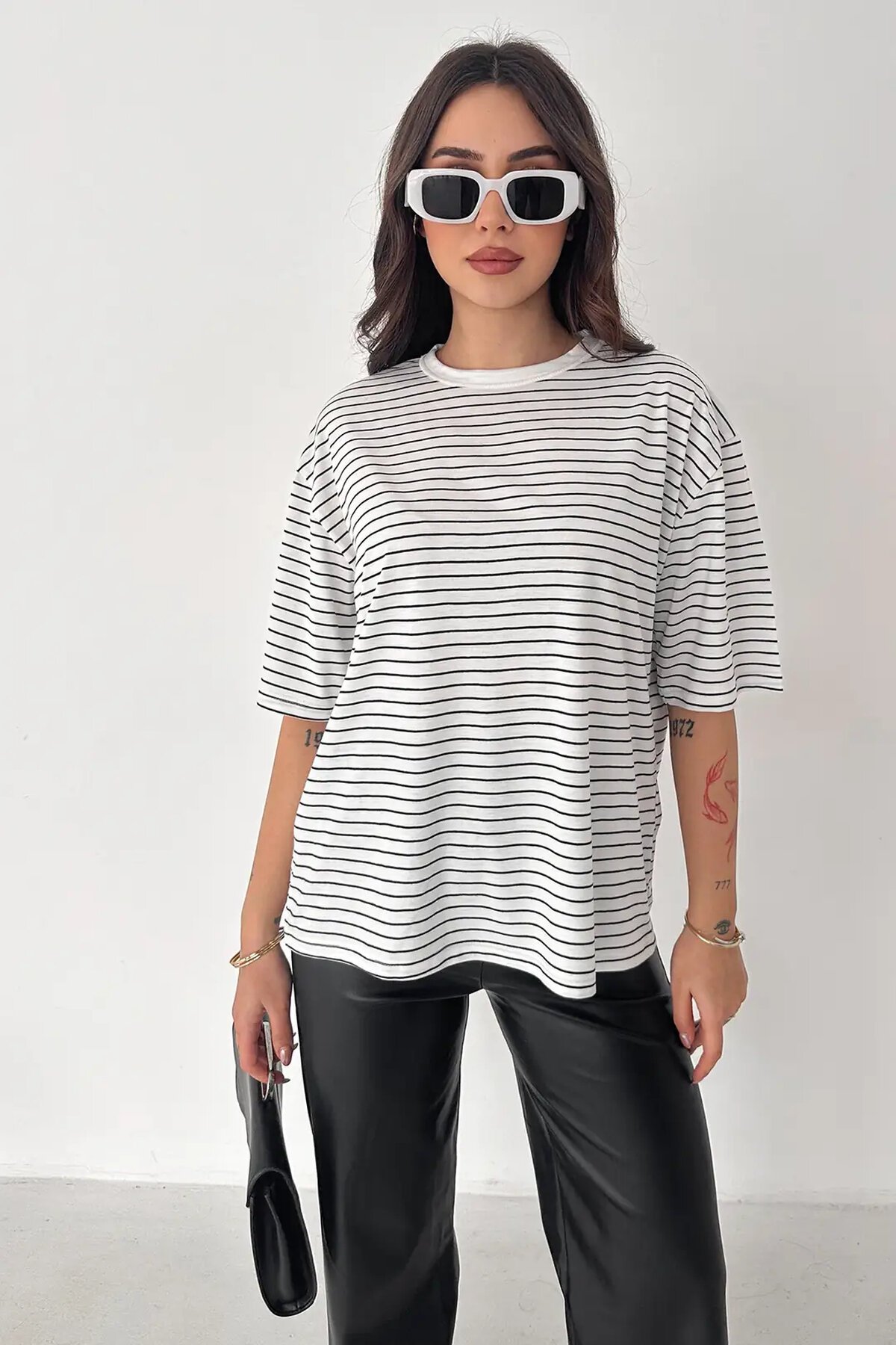 Kadın Oversize Çizgili Tişört Beyaz