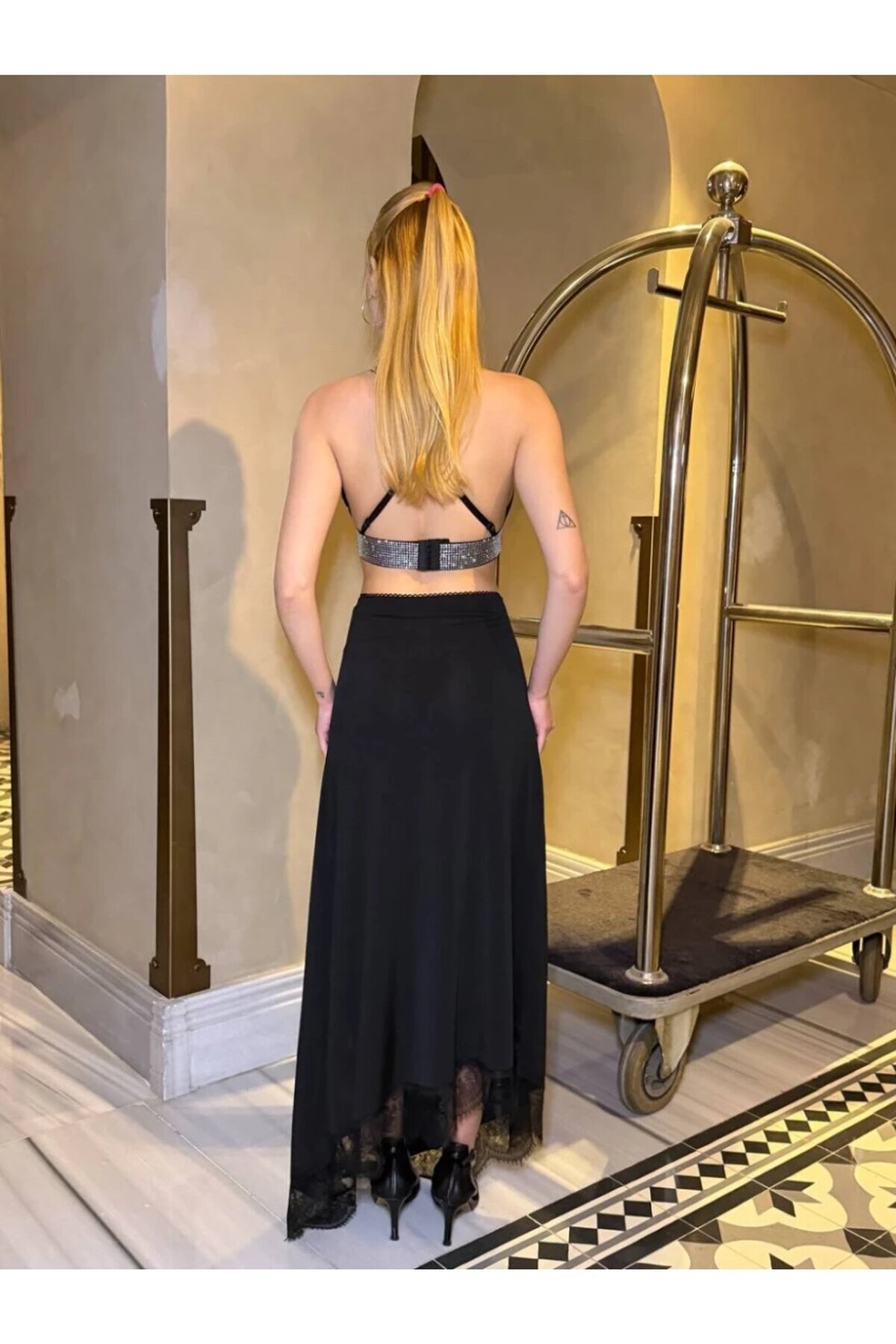 Kadın Sandy Kumaş Dantel Detaylı Yırtmaçlı Uzun Siyah Etek